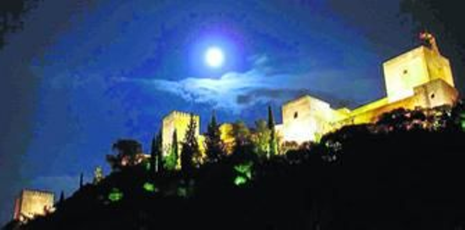 Imagen nocturna con la Alhambra iluminada por la Luna. Imagen nocturna con la Alhambra iluminada por la Luna.