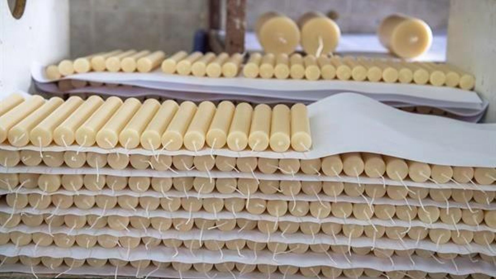 Cirios preparados para el envío a distintas hermandades.