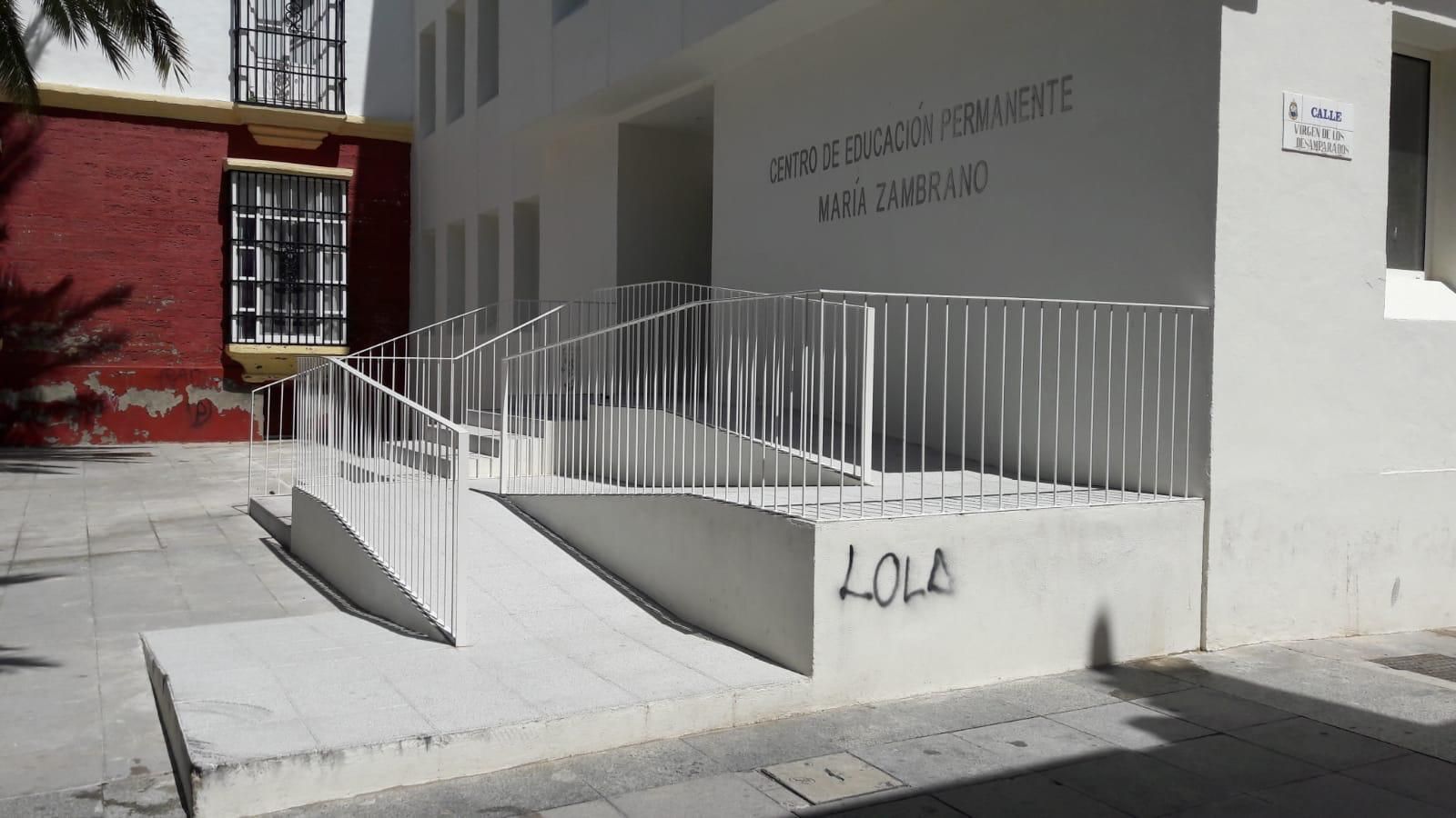 Foto de la rampa de acceso de la nueva escuela de adultos.