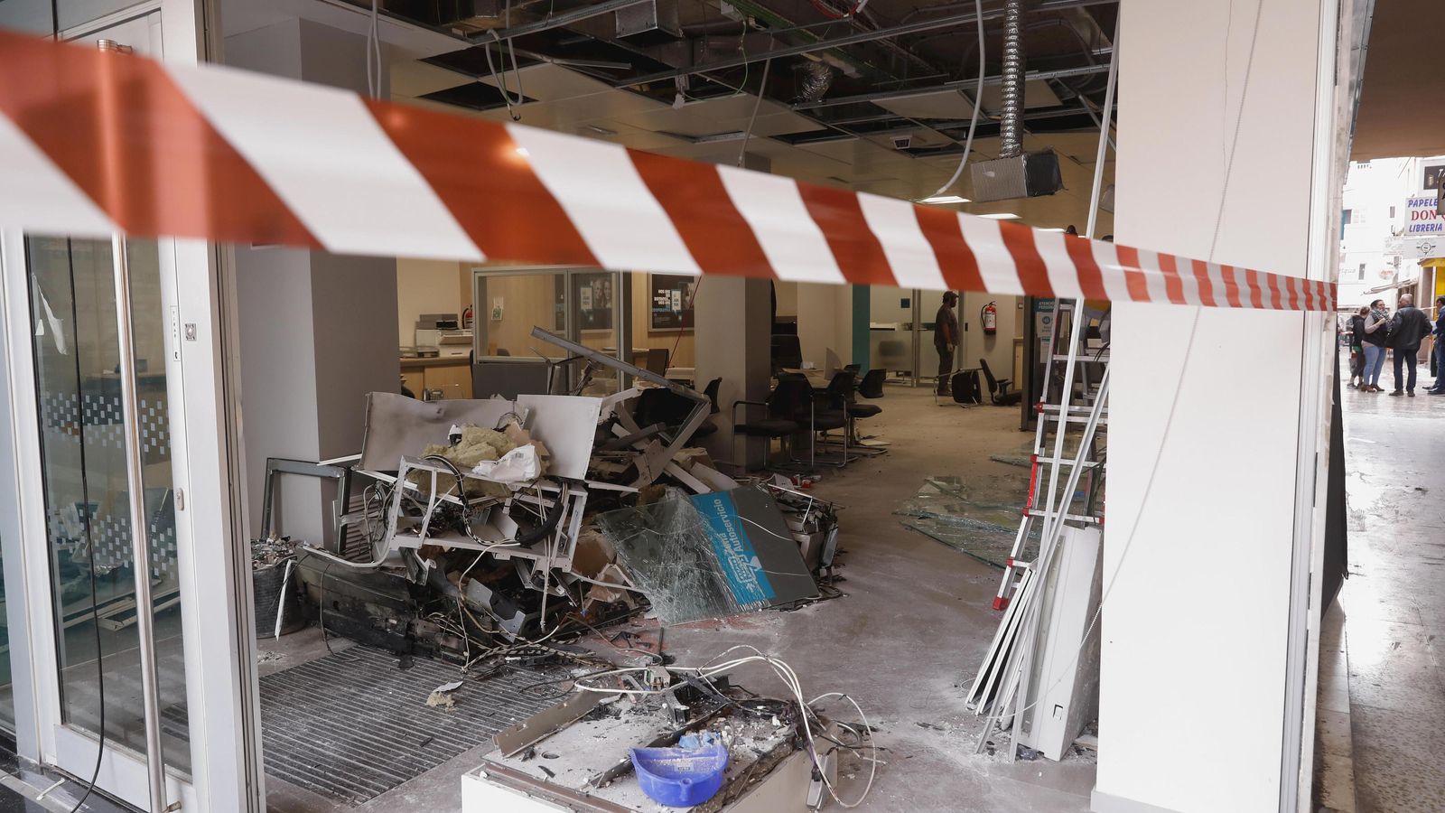 Sucursal de El Palo afectada tras robo con explosivos en diciembre de 2022.