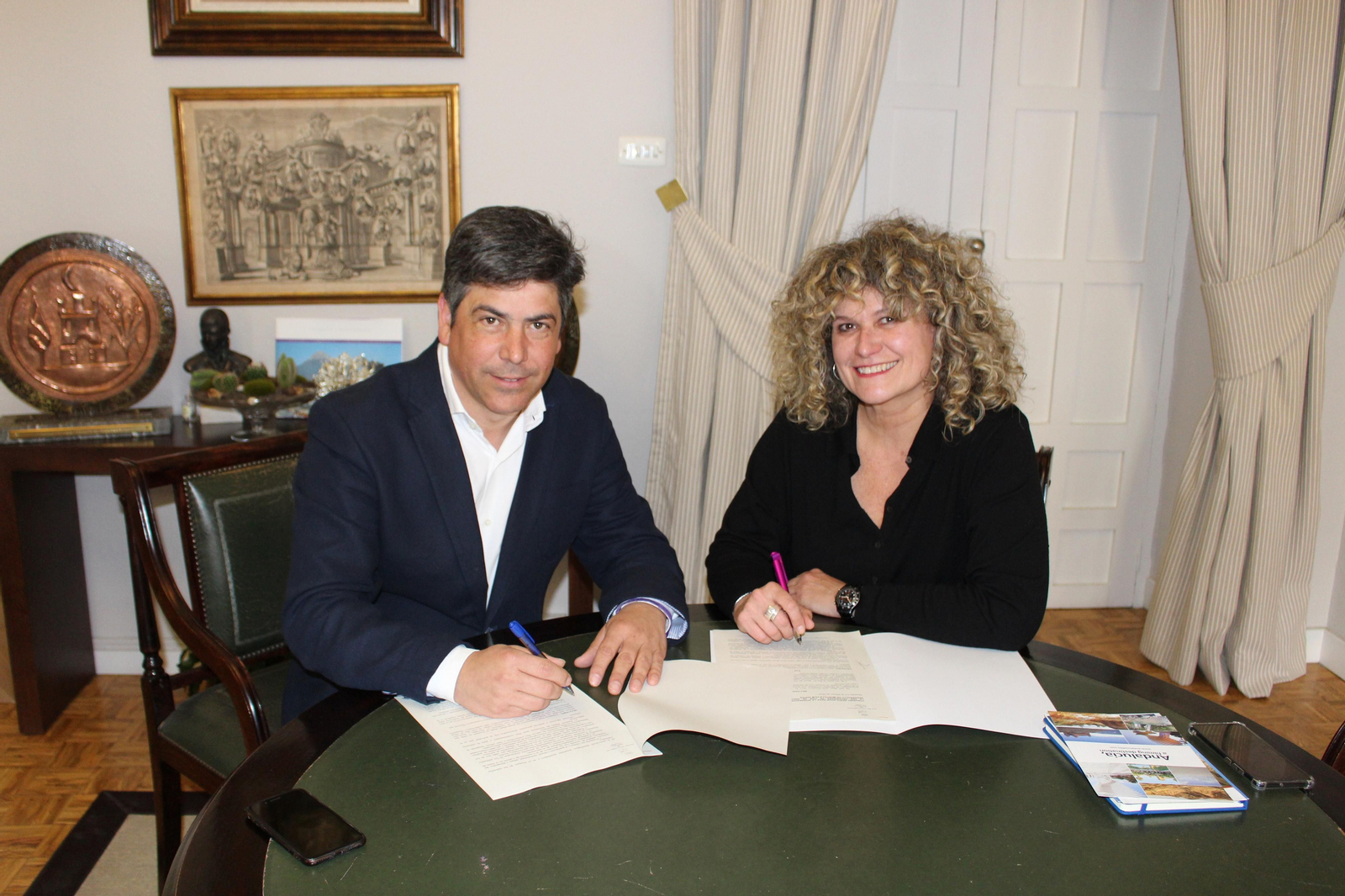 Un momento de la firma de la adhesión