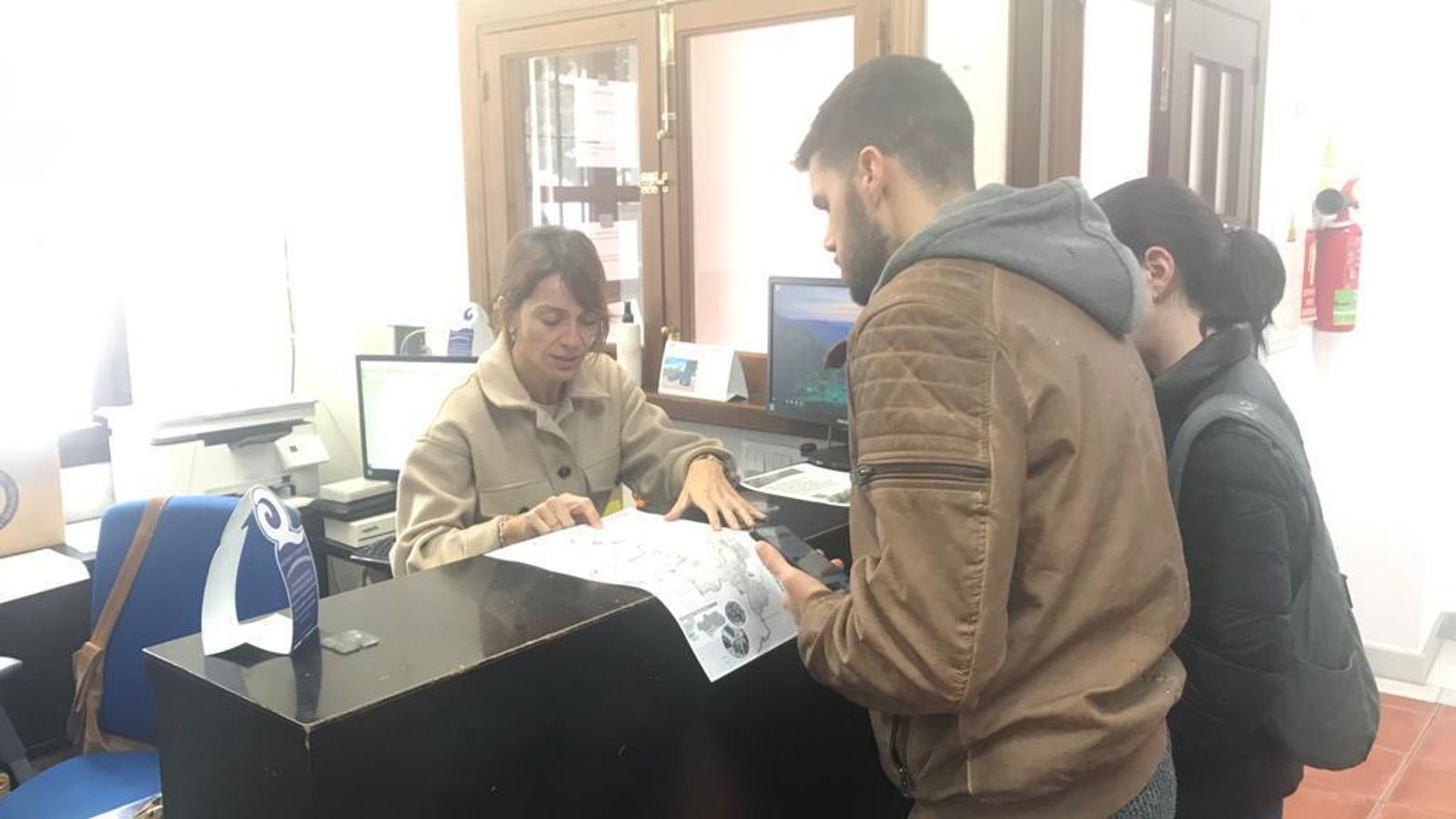 La Oficina de Turismo de Grazalema, junto a la de Benamahoma, ostentan el distintivo de calidad por sus servicios. La Oficina de Turismo de Grazalema, junto a la de Benamahoma, ostentan el distintivo de calidad por sus servicios.