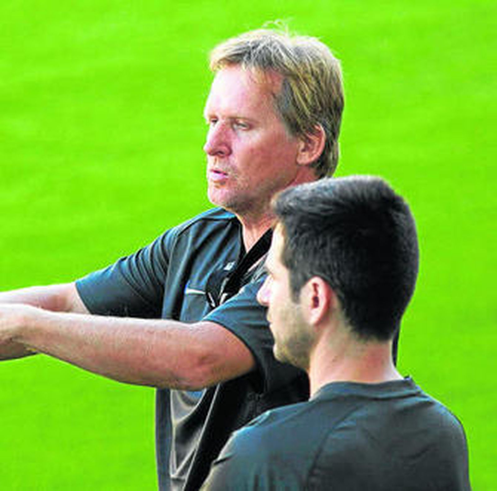 Schuster dialoga con su cuerpo técnico.