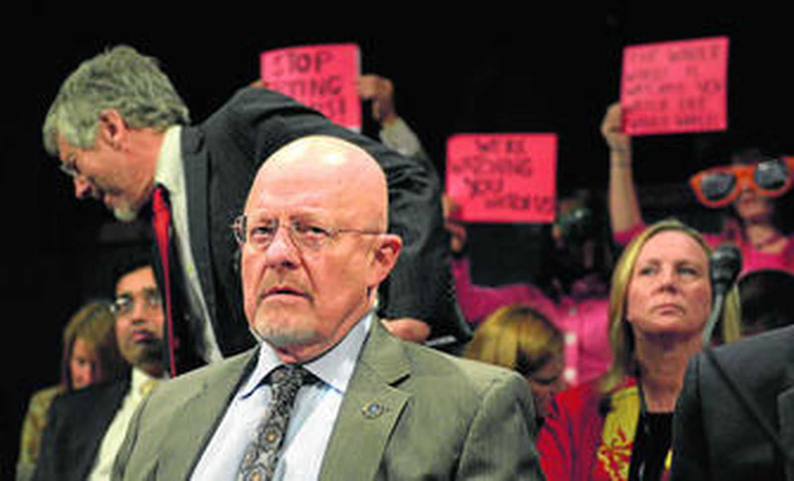 El director nacional de Inteligencia, James Clapper, testifica en una audiencia que contó con las protestas de un grupo de activistas.