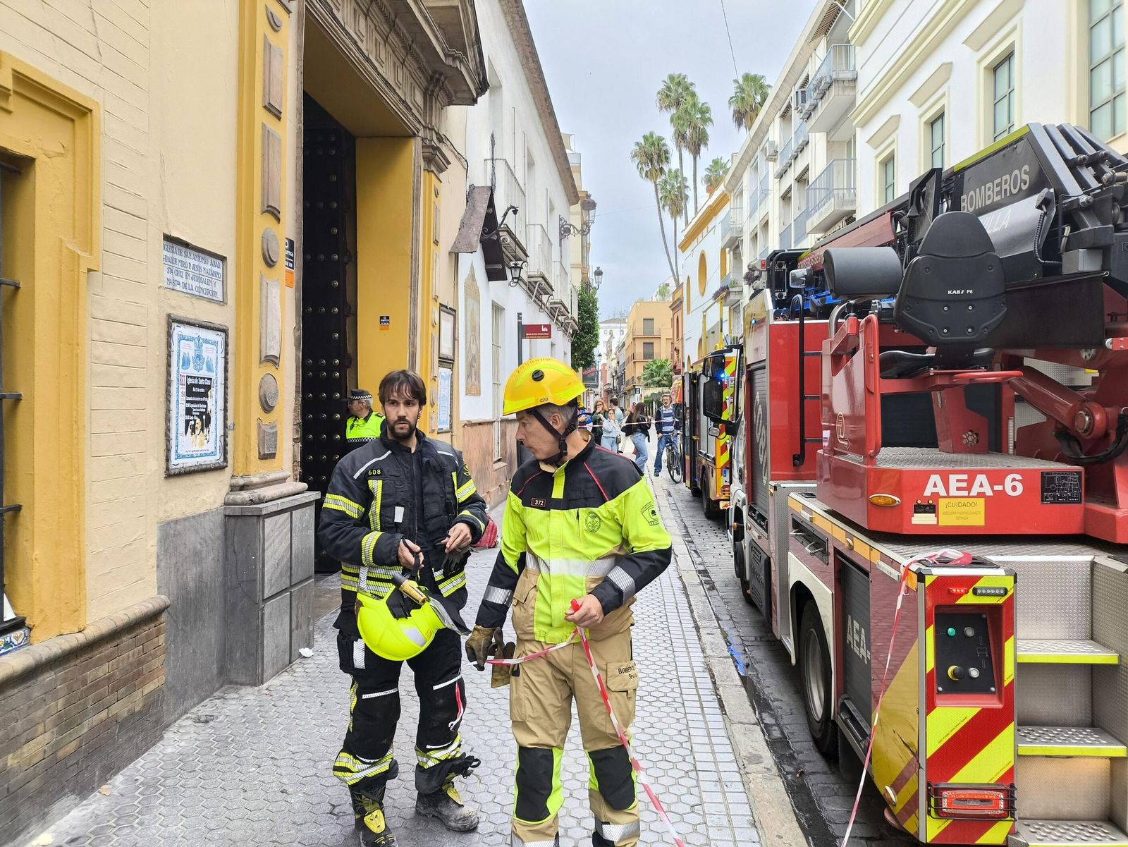 Fotos del incendo en la iglesia de San Antonio Abad, sede de la hermandad del Silencio