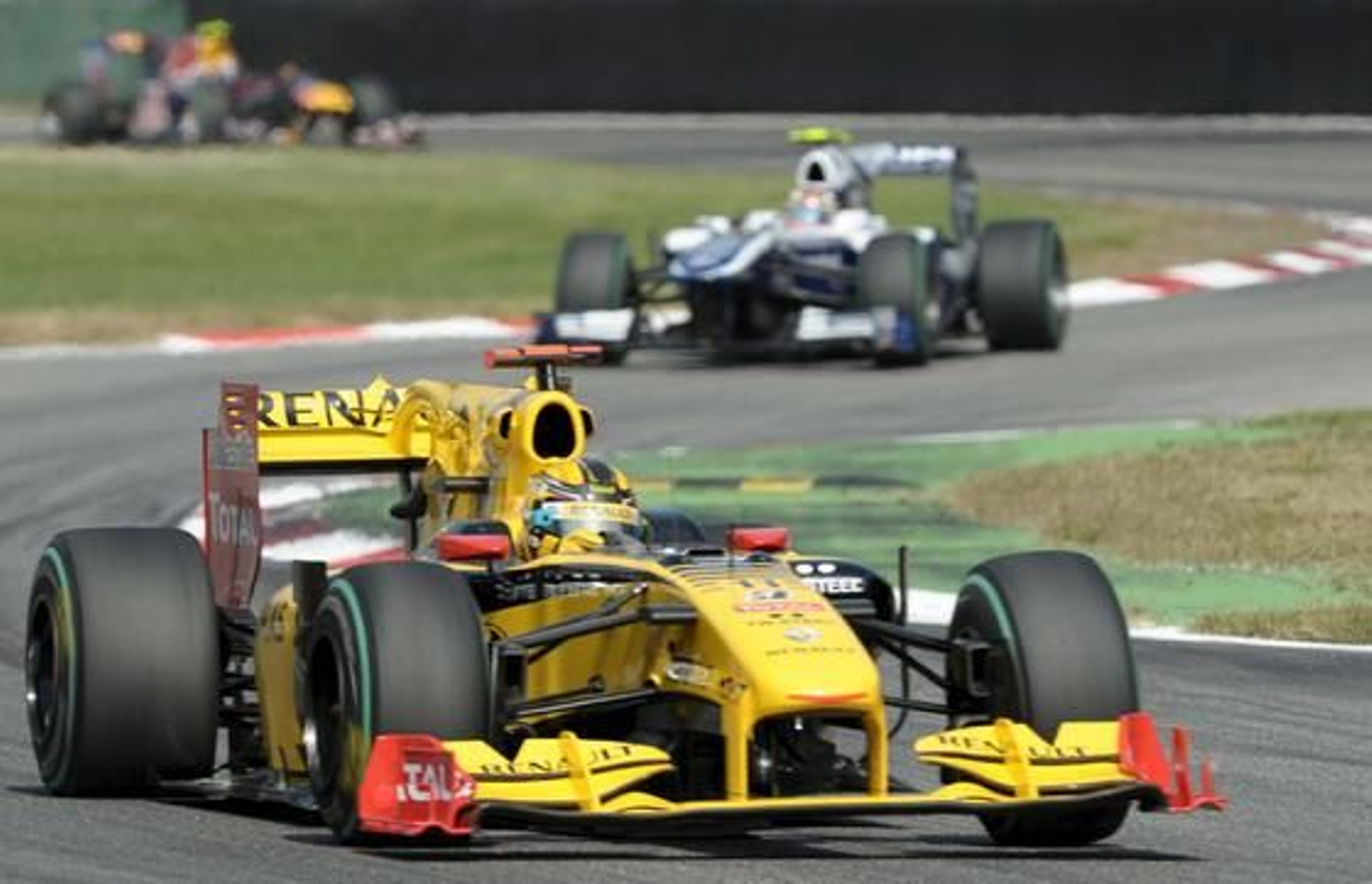 Fernando Alonso refuerza su candidatura al Mundial tras ganar en Monza. / EFE