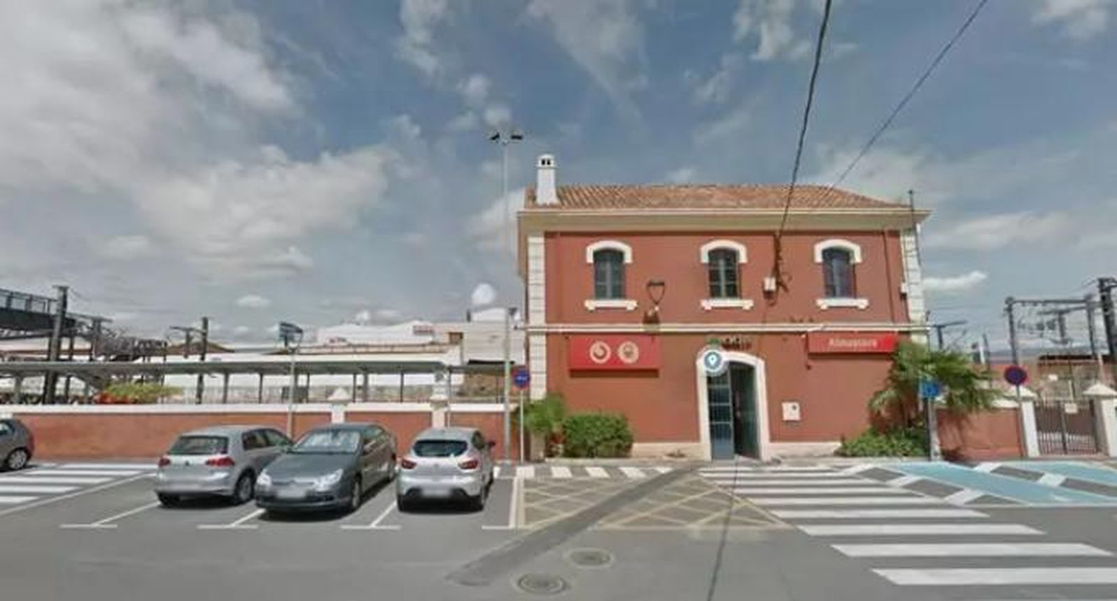 Fachada de la estación de tren de Almassora, en Castellón.