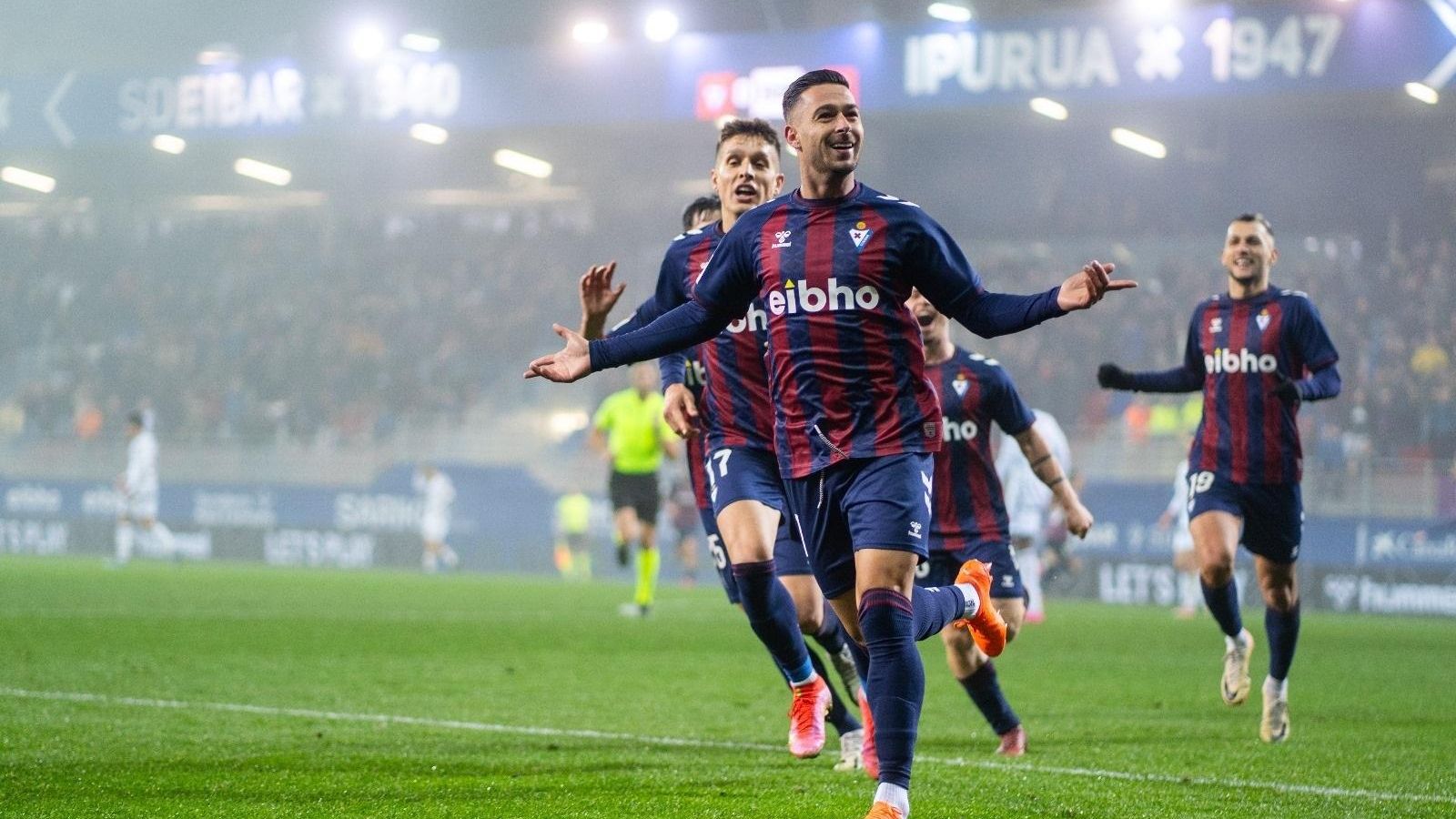 Sergio León celebrando uno de sus goles con el Eibar
