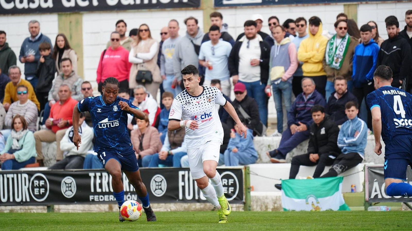 Fran Gómez (Pozoblanco) es presionado por un jugador de la Balona.