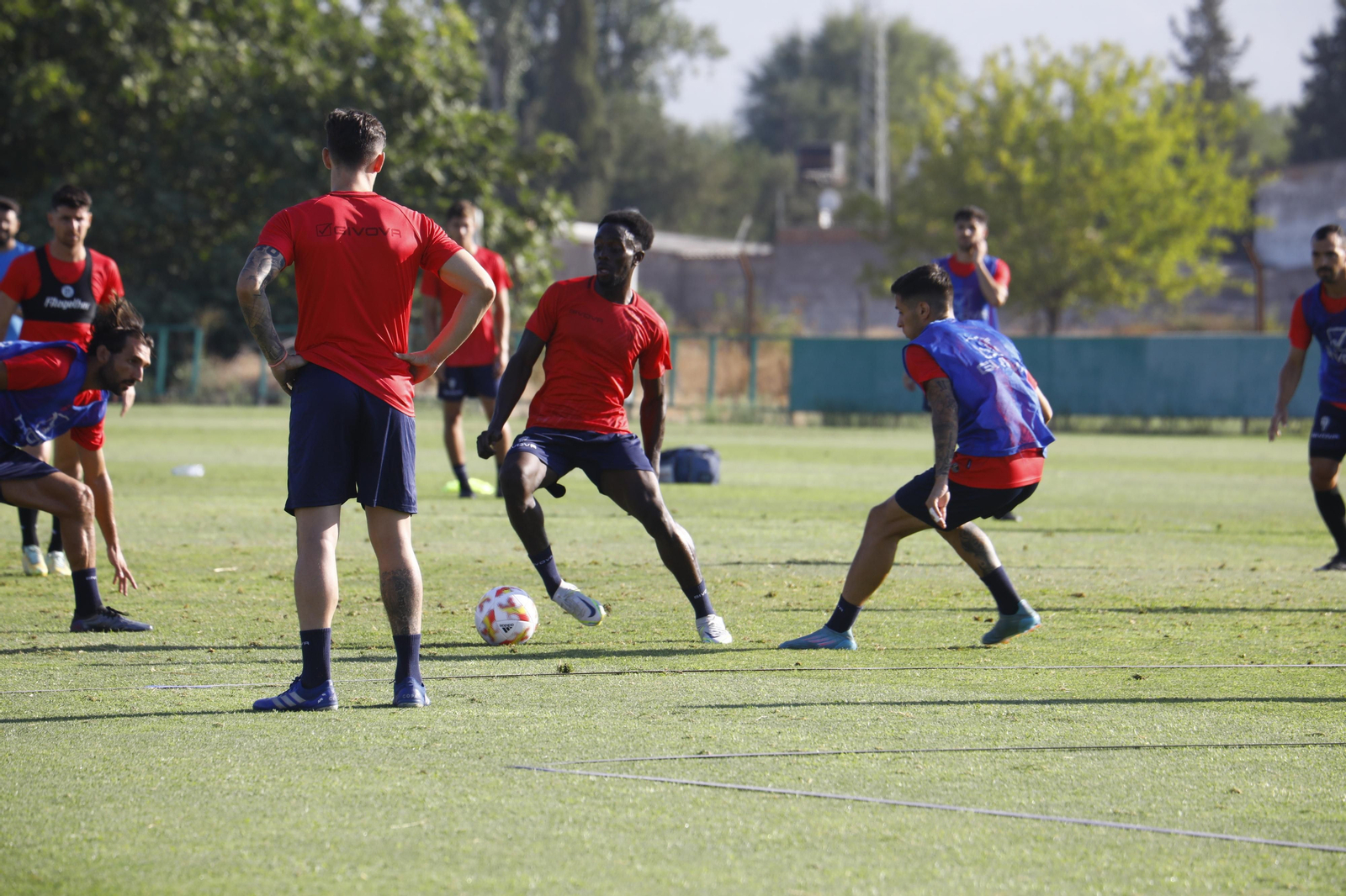 Diarra conduce el balón rodeado de compañeros durante el entrenamiento del viernes.