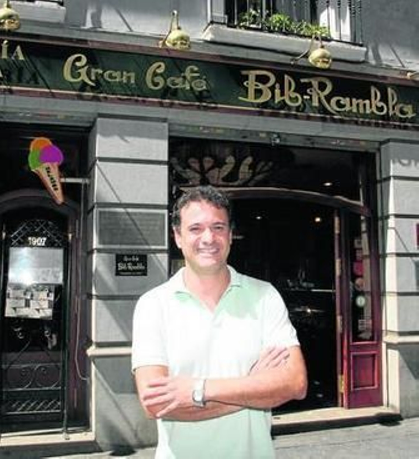 Javier Navarro, el dueño de la cafetería, frente a su establecimiento en la plaza Bib-Rambla.