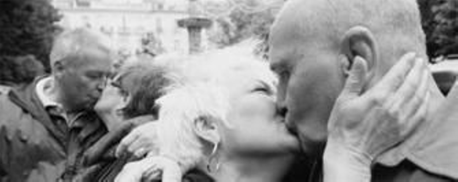 1. Un grupo de personas se besa en la Plaza Bib-Rambla, algunos de ellos miembros del grupo latino de baile que acudió a amenizar el acto. 2. La mayoría fueron jóvenes, que aportaron los besos más apasionados a la gran besada convocada por los médicos de familia. 3. Pero no sólo hubo besos de amor. También se admitieron besos castos entre personas que acudieron a la Plaza Bib-Rambla, como el caso de esta joven y un hombre. 4. Al final se acercaron algunos turistas que paseaban en ese momento por la plaza, como estas parejas de alemanes.