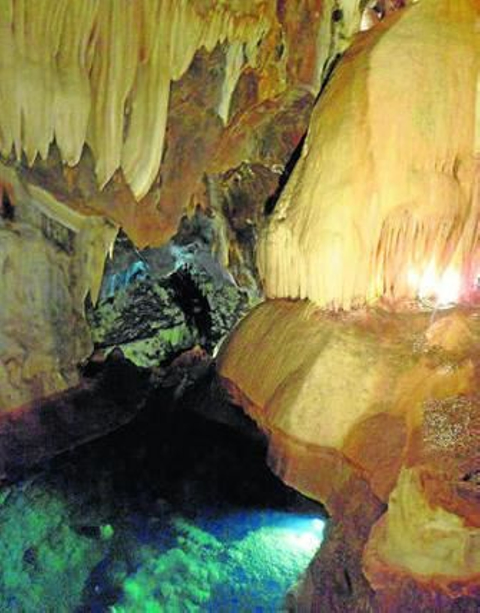 Dos imágenes de la sala La Palmatoria. A la derecha, la formación que le da nombre.