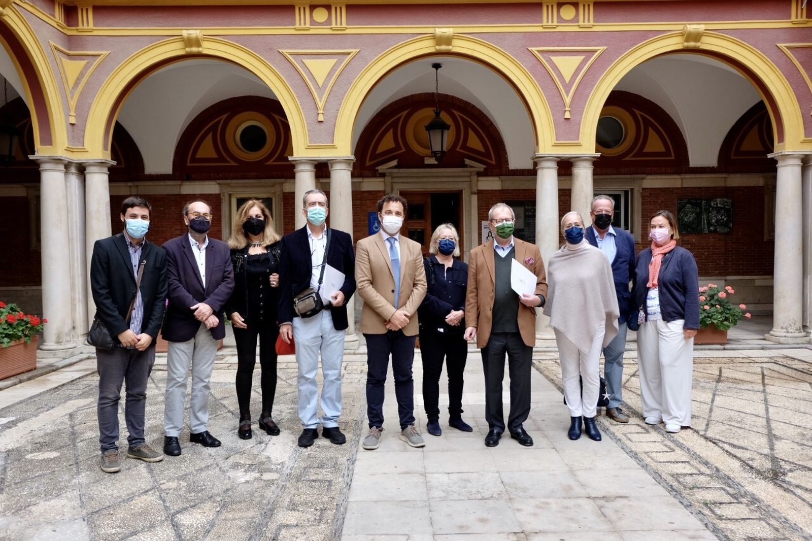 Representantes de la familia Deligny, en el Ayuntamiento junto al concejal de Cultura.
