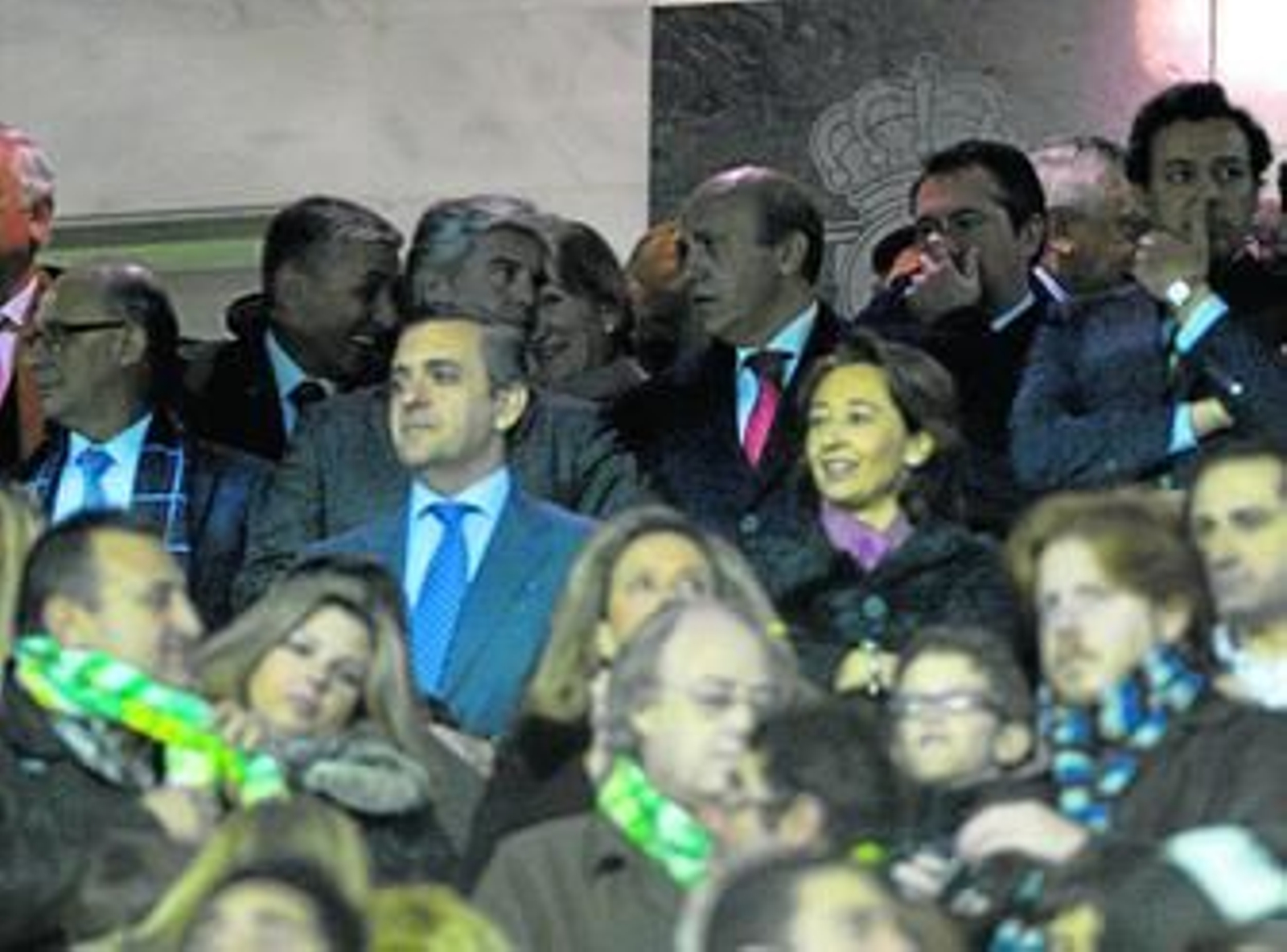 Miguel Guillén y José María del Nido dialogan antes del pitido inicial.