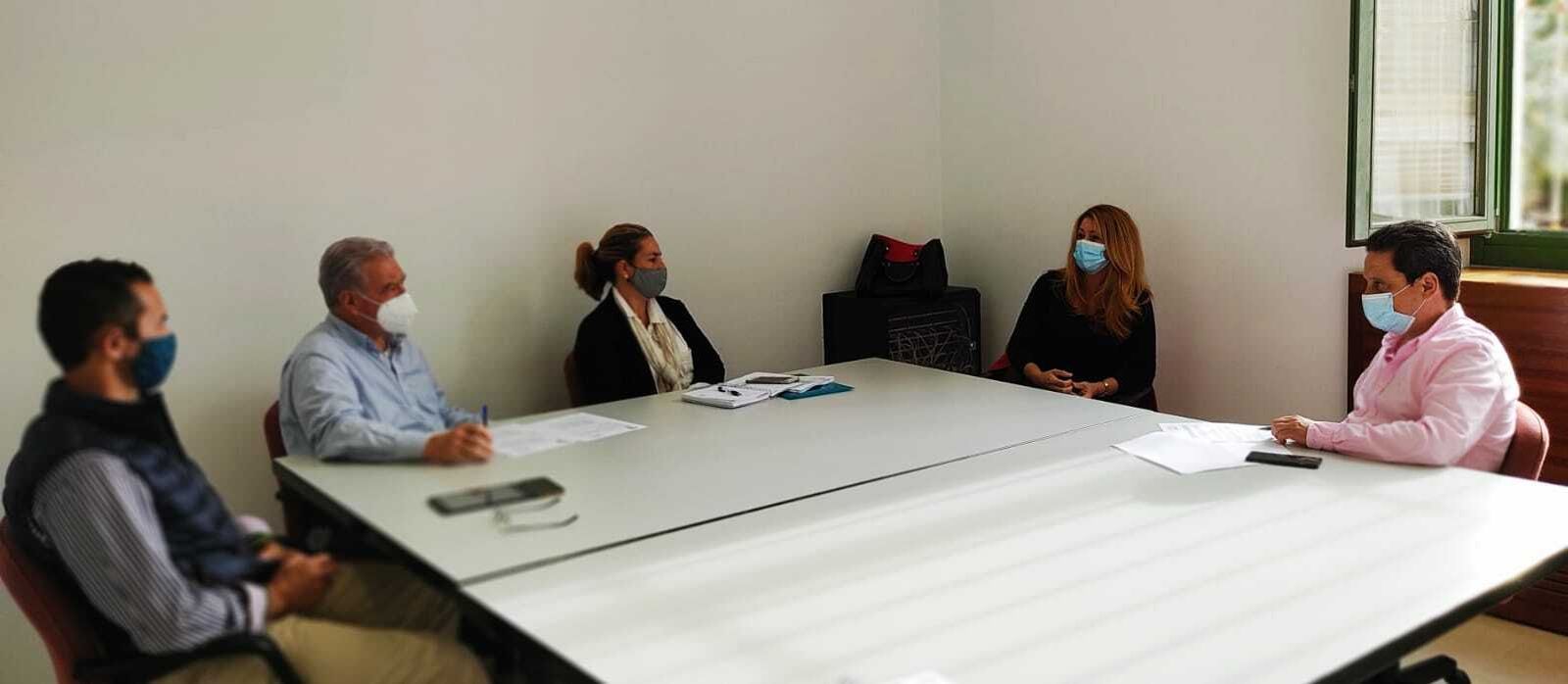 Los ediles de Vox El Puerto, durante la reunión con las familias numerosas.