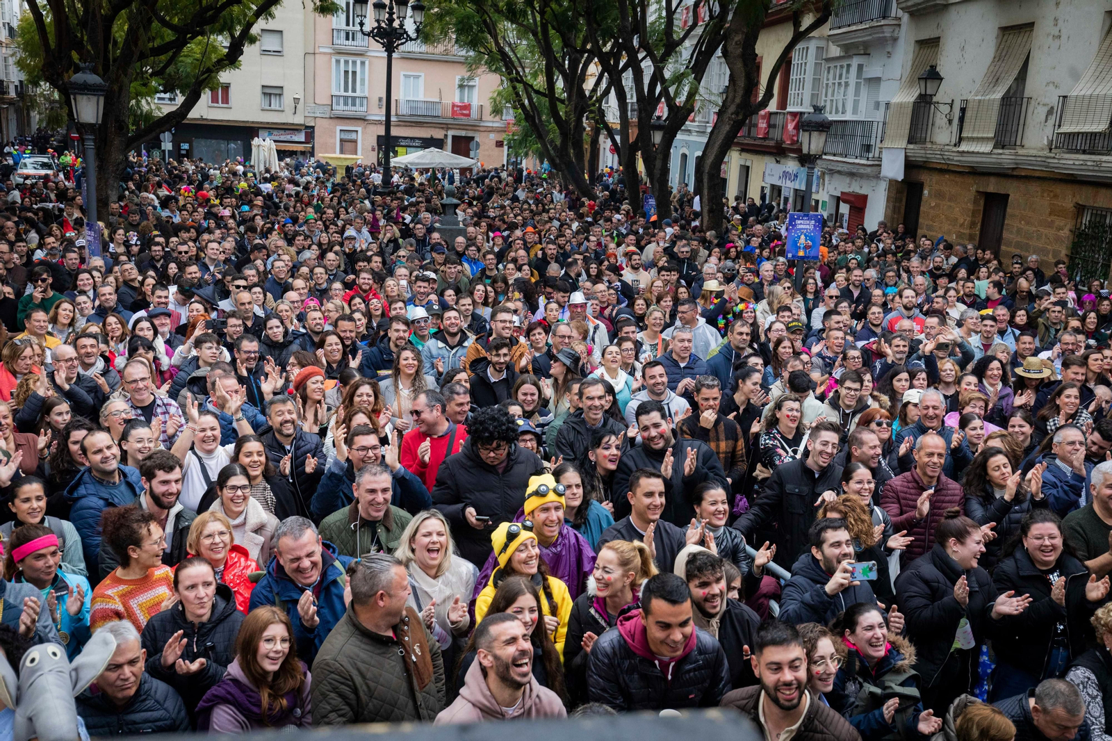 Las mejores imágenes de un Lunes de Coros pasado por agua en el Carnaval de Cádiz 2024
