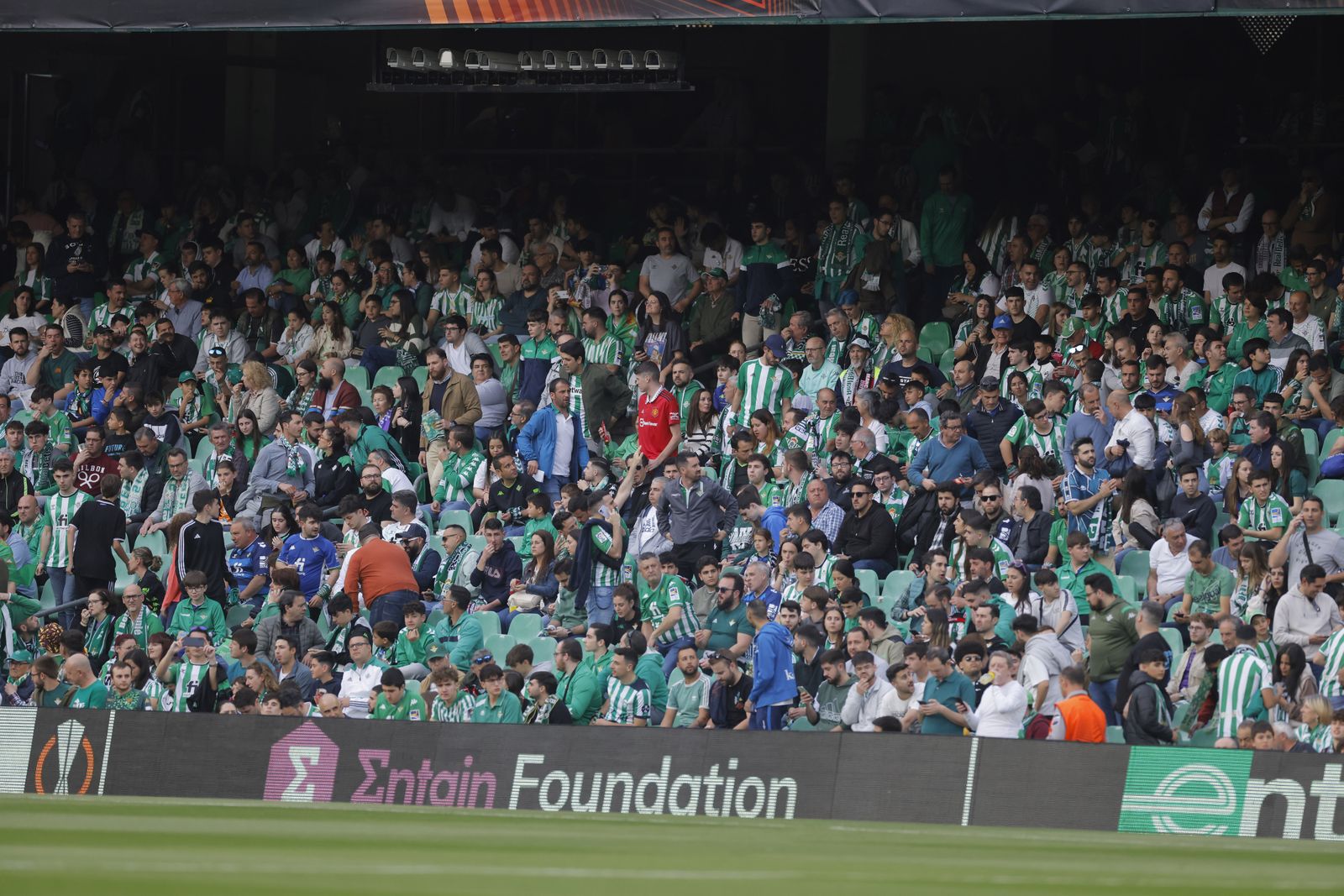 Búscate en las fotos del Betis-Manchester