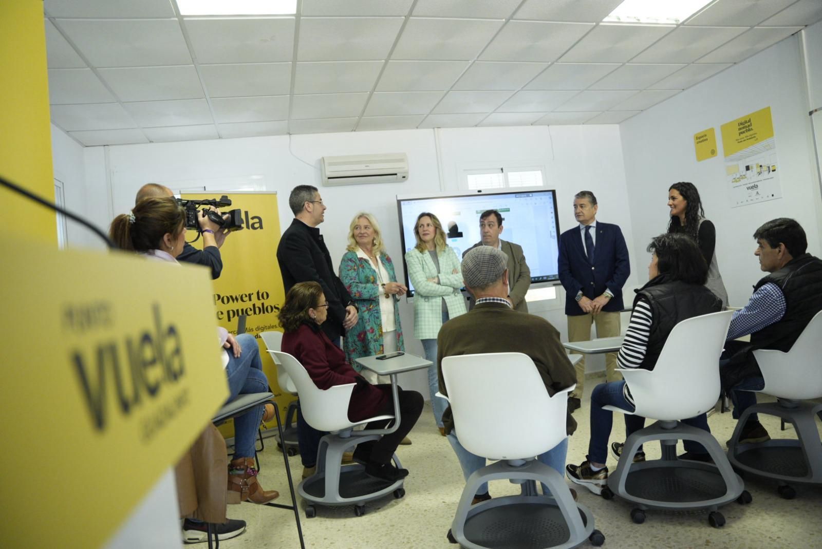 Antonio Sanz inaugura el Punto Vuela de El Bosque.