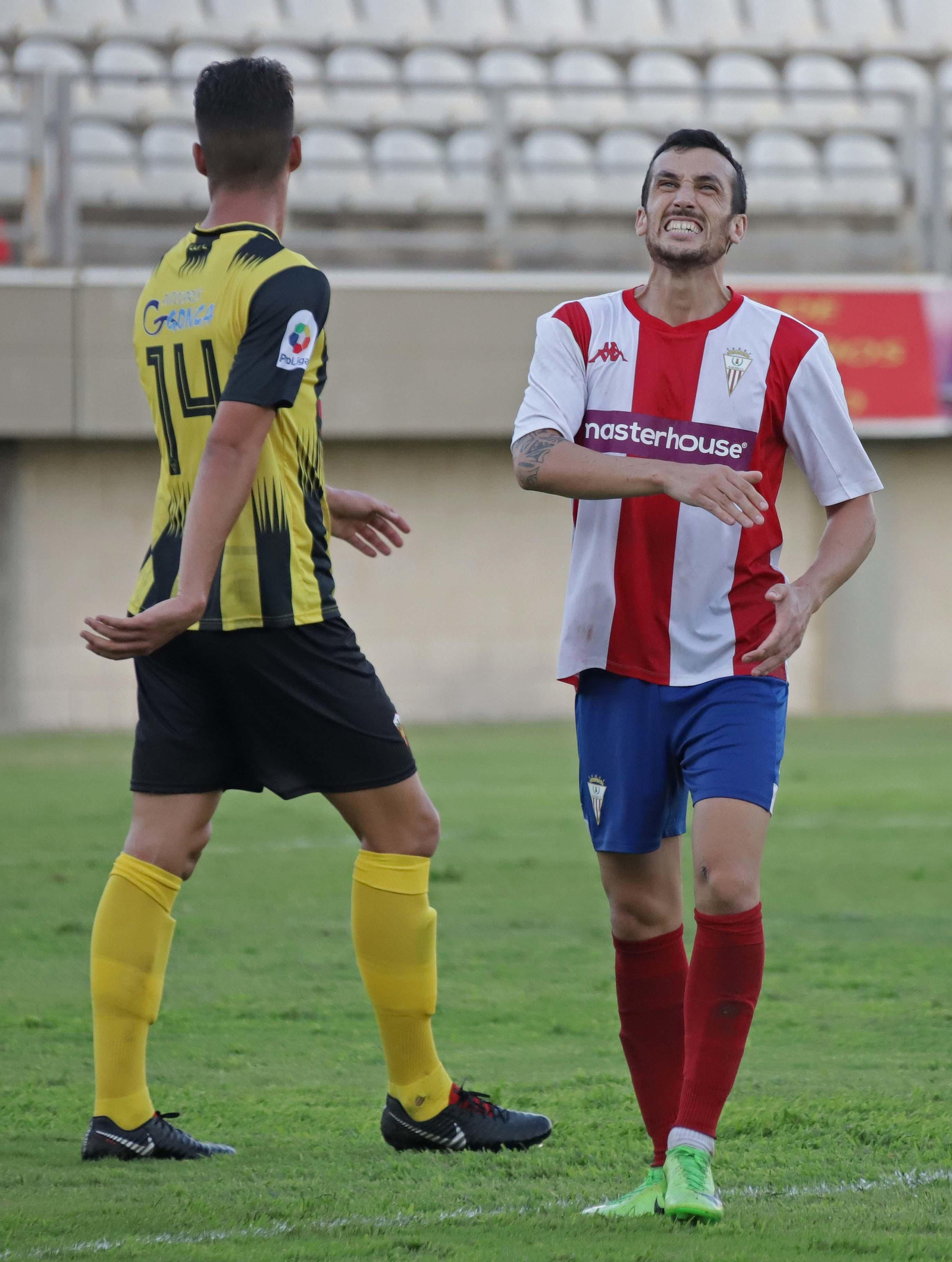 Javi Zafra se lamenta en un partido con el Algeciras