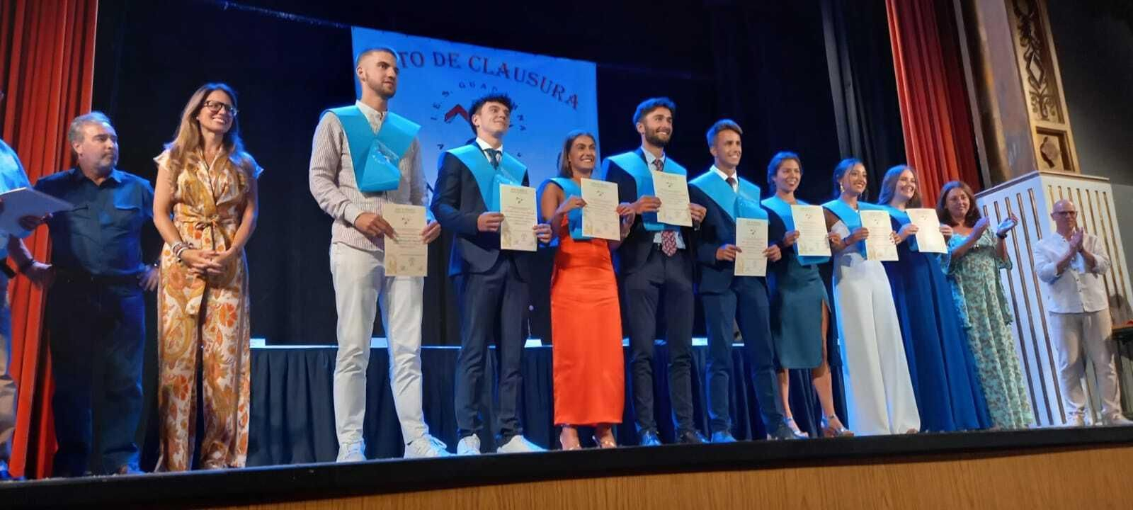 Foto de familia con alumnos graduados.
