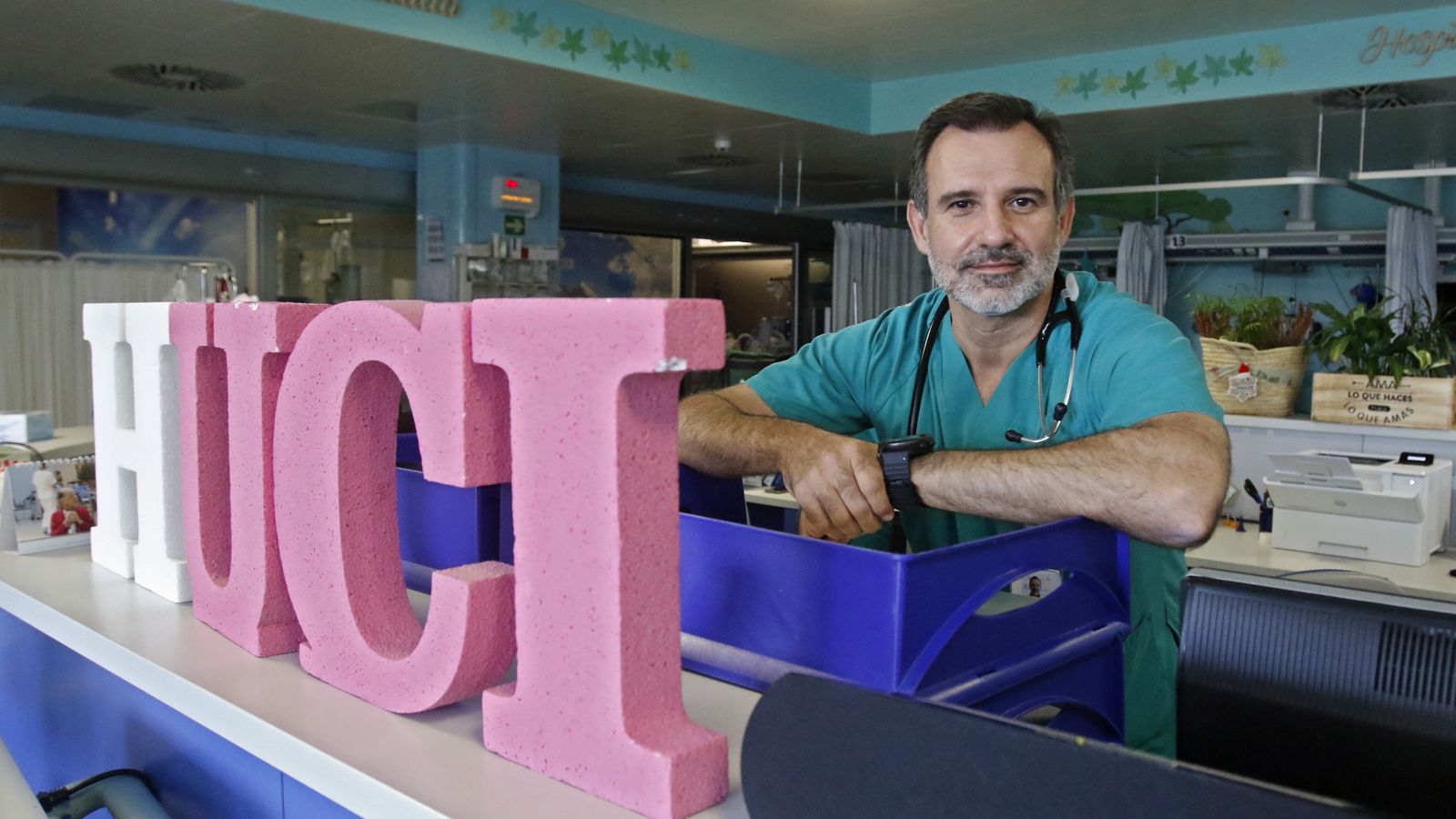 José Carlos IGeño, junto a un letrero sobre el Proyecto HU-CI.