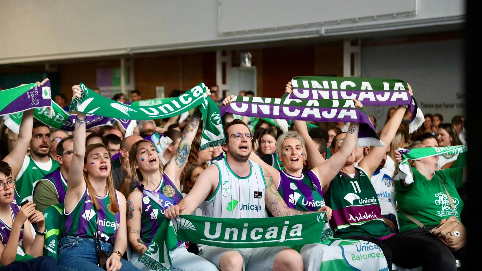 La locura en Los Guindos: ¡Búscate durante la final de BCL del Unicaja!