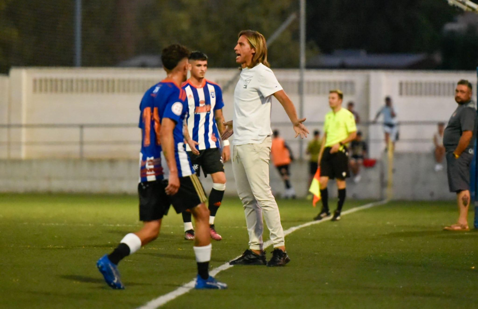 Checa, enfadado, grita a sus jugadores desde la banda.