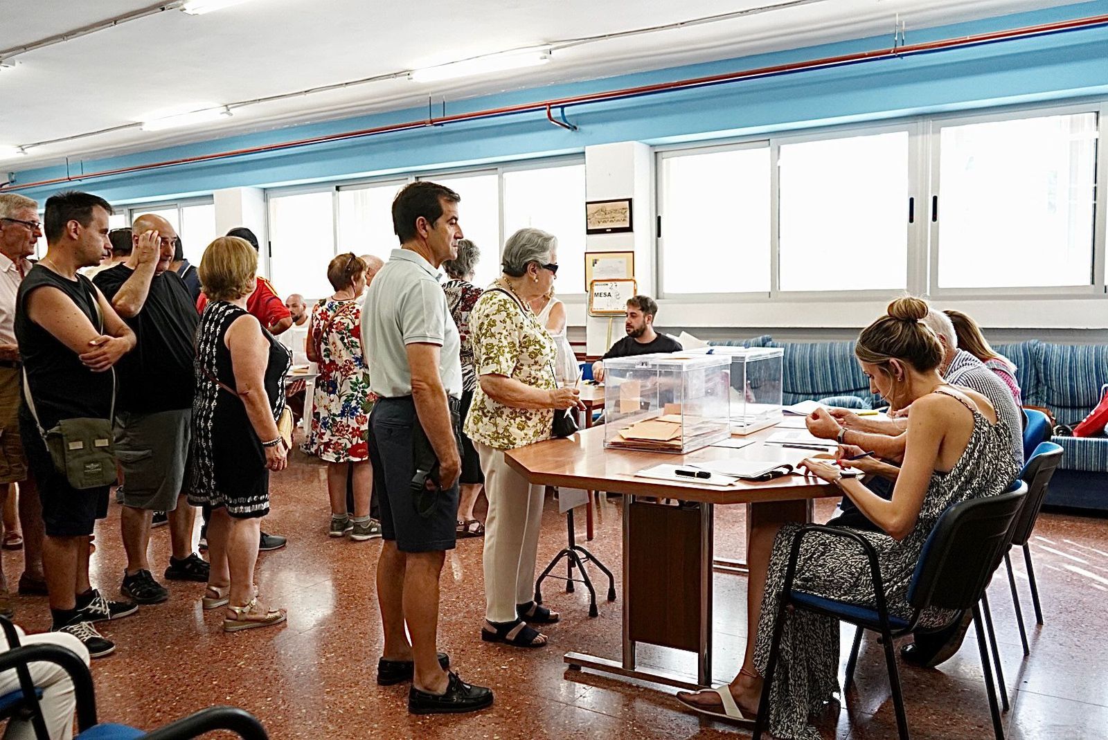Fotos: Así están siendo las colas en los colegios electorales de Granada