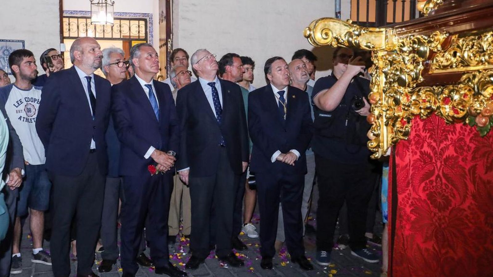 Sanz y miembros del Consejo ante el paso del Sagrado Corazón