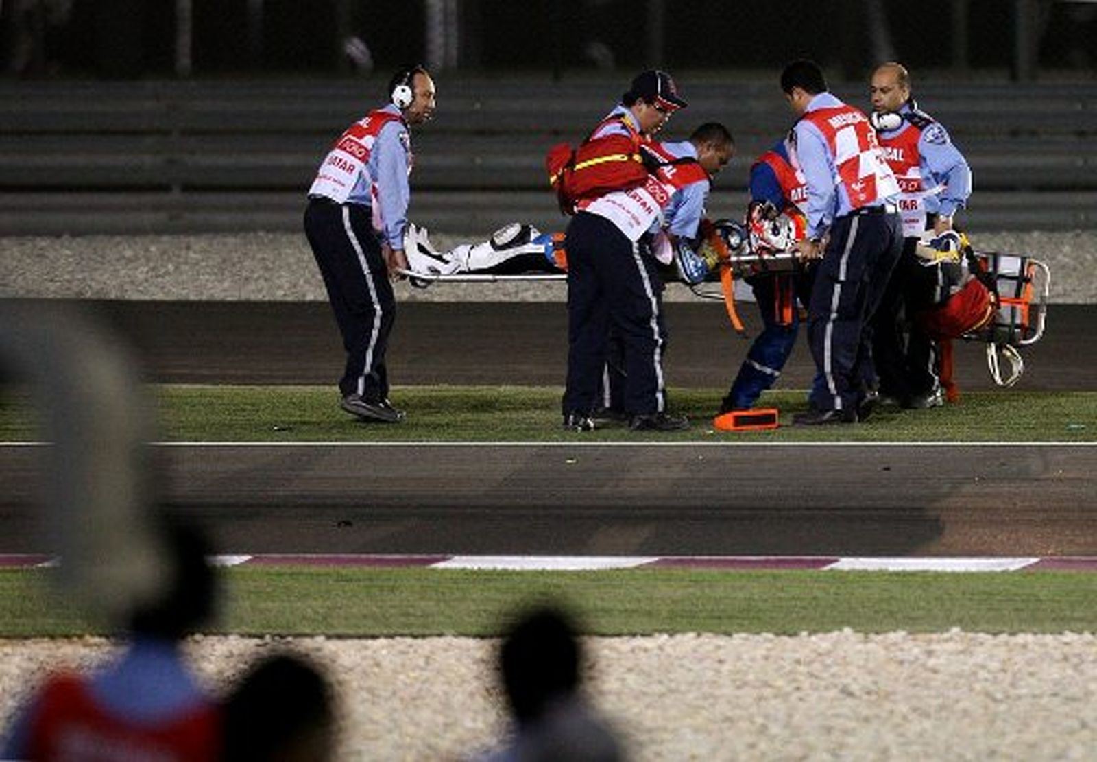 El sanmarinense Alex de Angelis (Force GP210) es retirado de la pista por los servicios de asistencia del circuito de Losail

Foto: Agencias