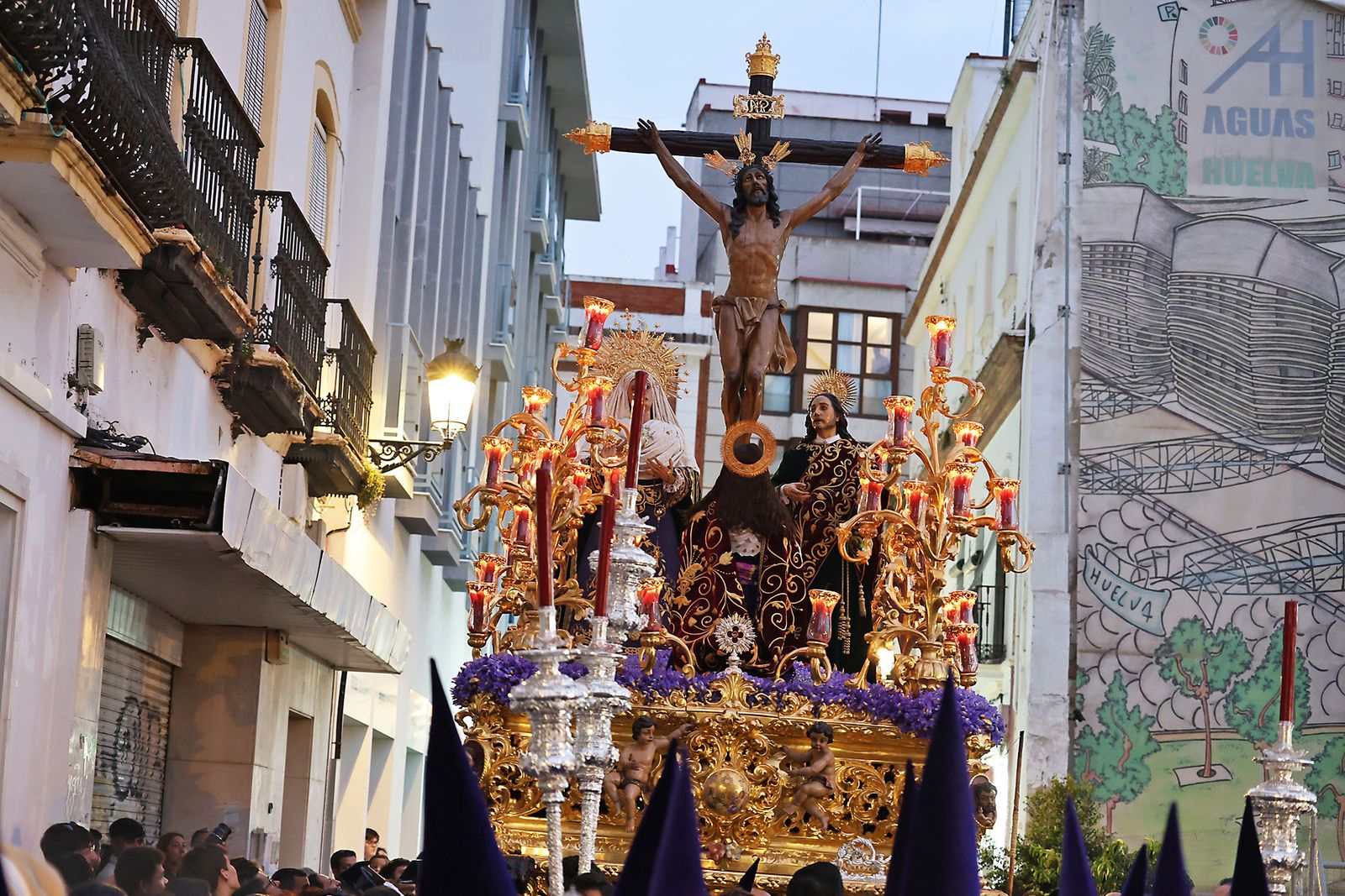 Miércoles Santo: La Hermandad de La Esperanza por las calles de Huelva
