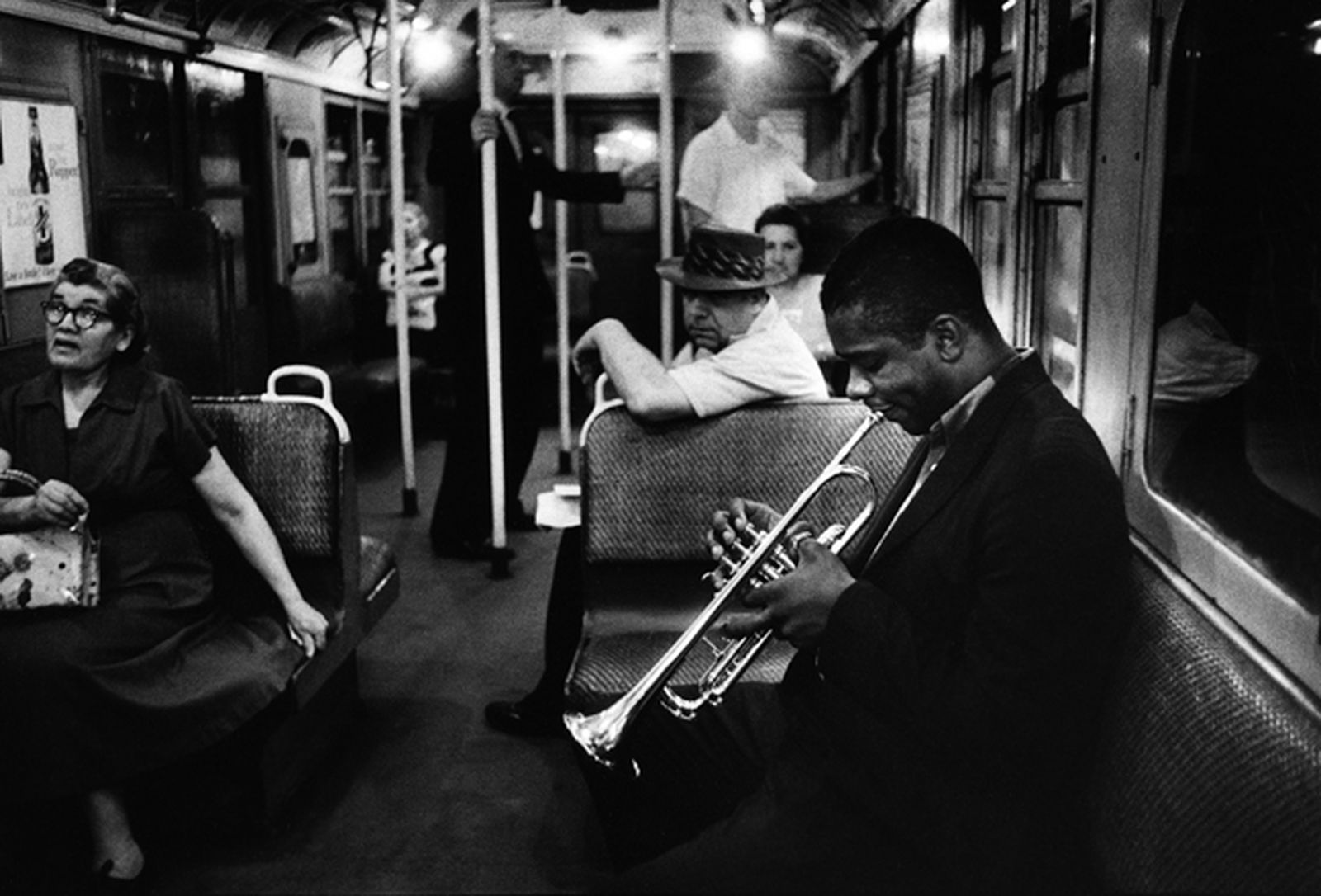 El gran trompetista Donald Byrd, retratado por William Claxton en el metro de Nueva York en 1959.