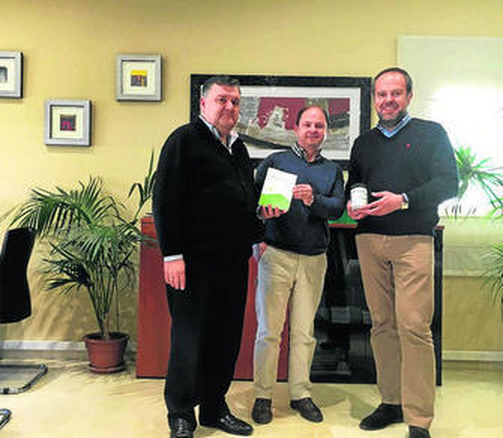 Los delegados y el director de Semillas Cantueso posan con los productos.