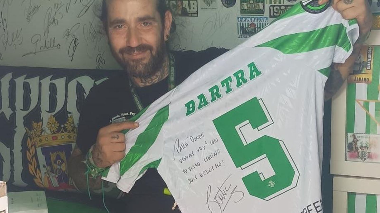 Jesús, posando con el regalo de Marc Bartra