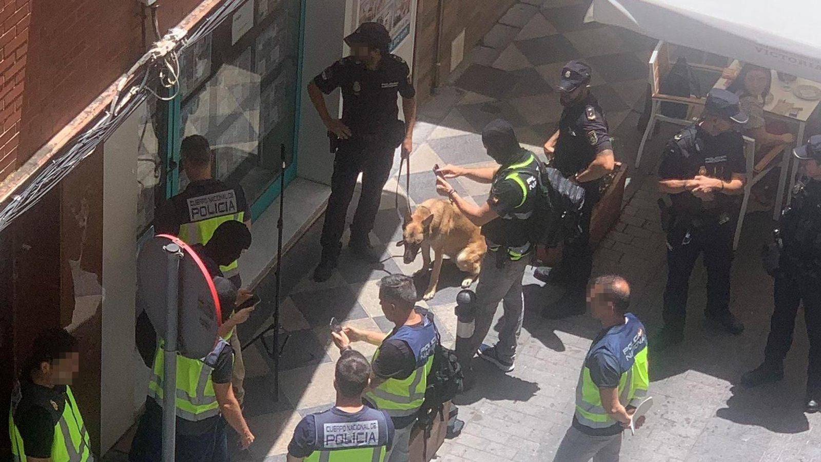 El viernes 20 de junio, a plena luz del día, una docena de agentes irrumpieron en la oficina de Hauser para llevar a cabo un registro.