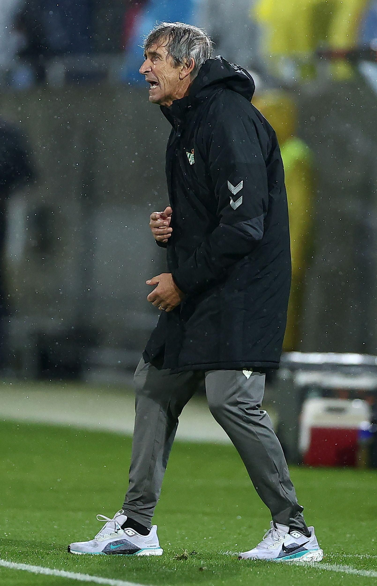 Pellegrini da instrucciones a sus jugadores en la cita ante el Ludogorets.