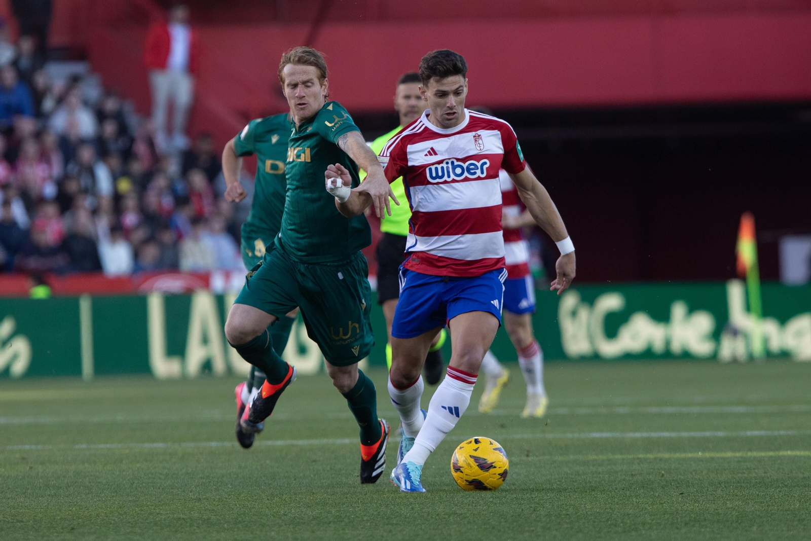 Una acción del partido entre el Granada y el Cádiz