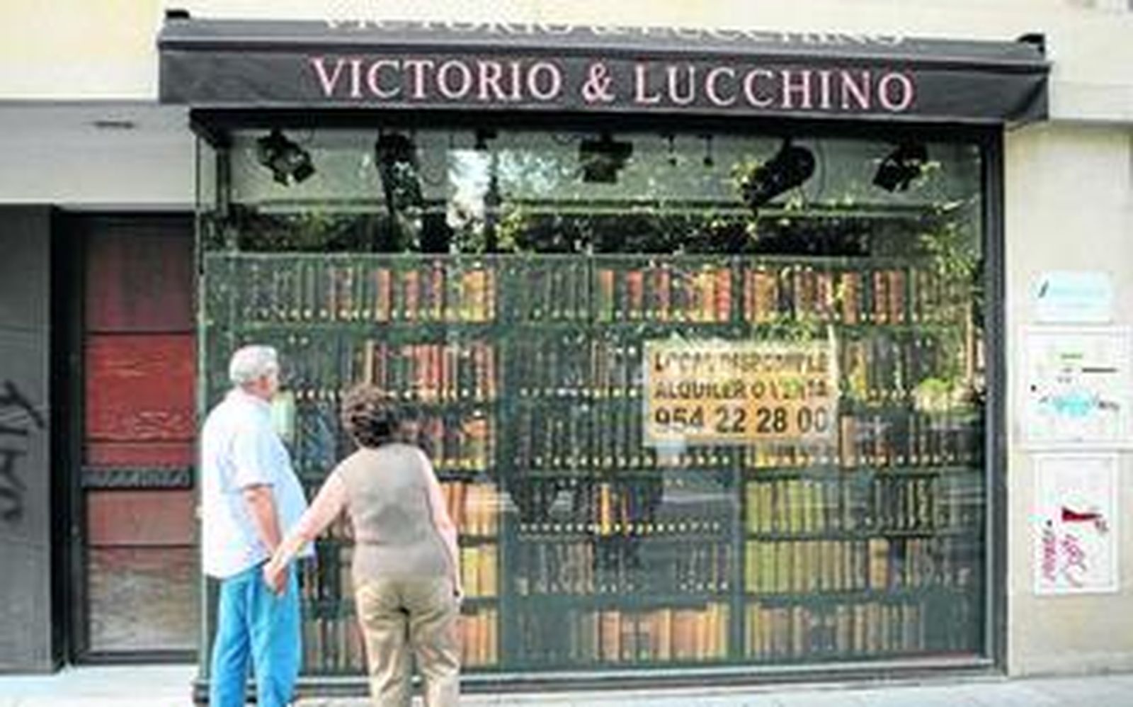 El escaparate de la tienda de la Plaza Nueva anuncia desde ayer su alquiler o venta.