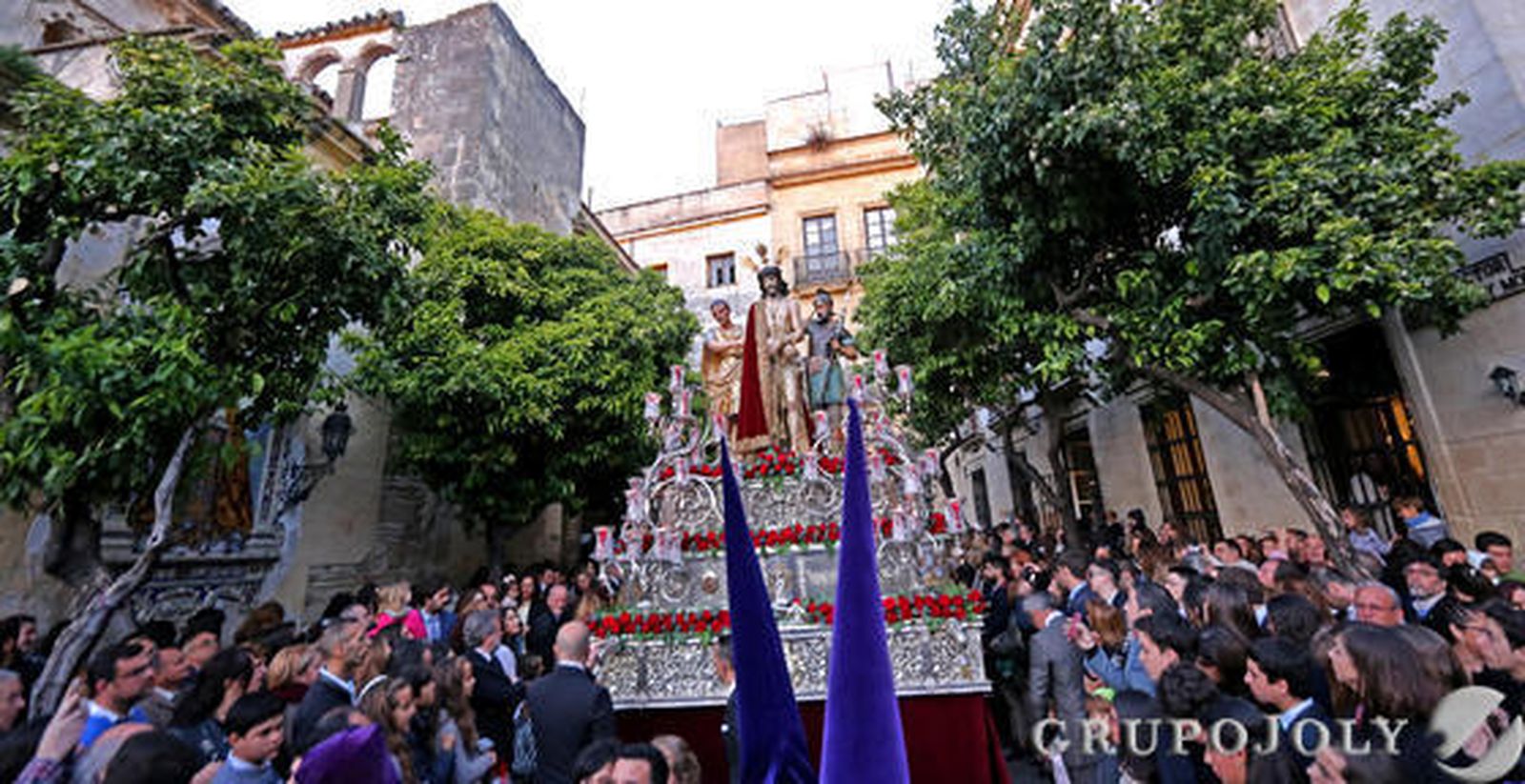 El paso de misterio de Nuestro Señor del Ecce-Homo salva los primeros metros de su estación de penitencia entre los naranjos de Revuelta y Montiel.

Foto: Miguel Angel Gonzalez
