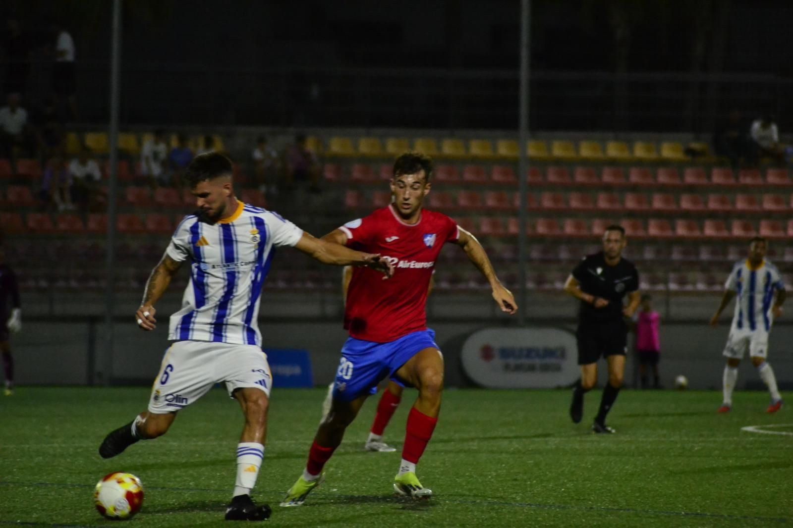José Carlos trata de dar un pase ante Dani Sancho.