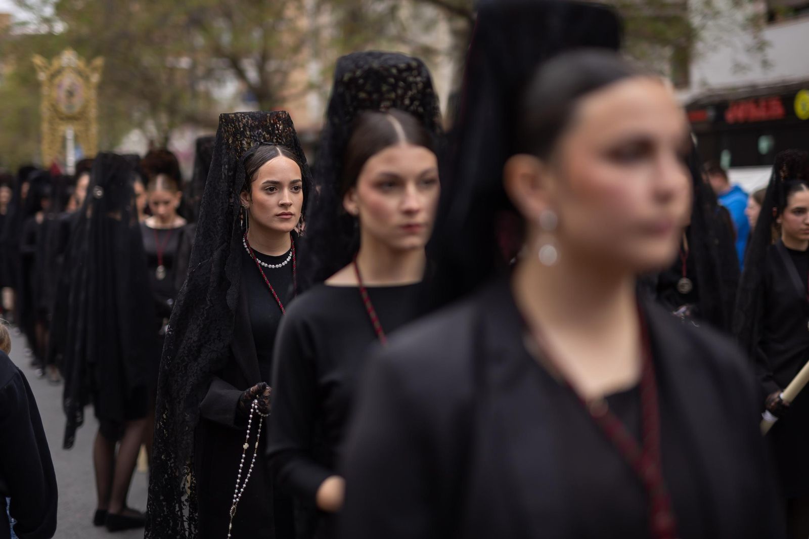 Así vivió Granada la salida de la Hermandad del Trabajo 2025