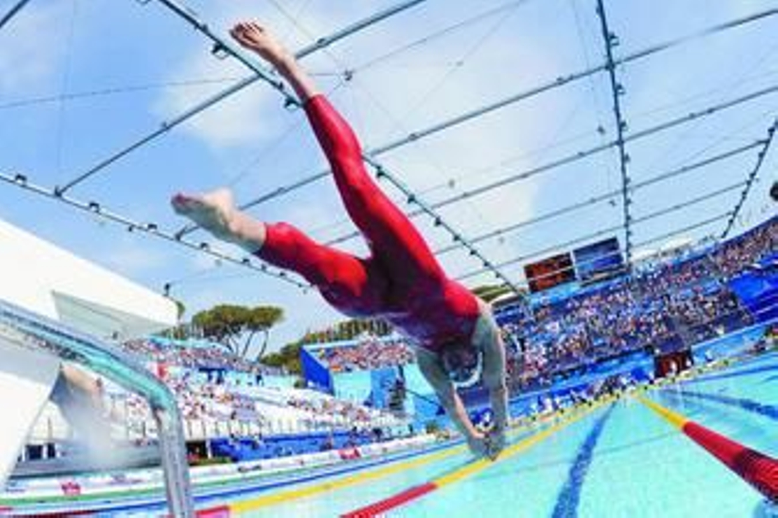 Rafa Muñoz se lanza a la piscina para disputar la semifinal de ayer en Roma.