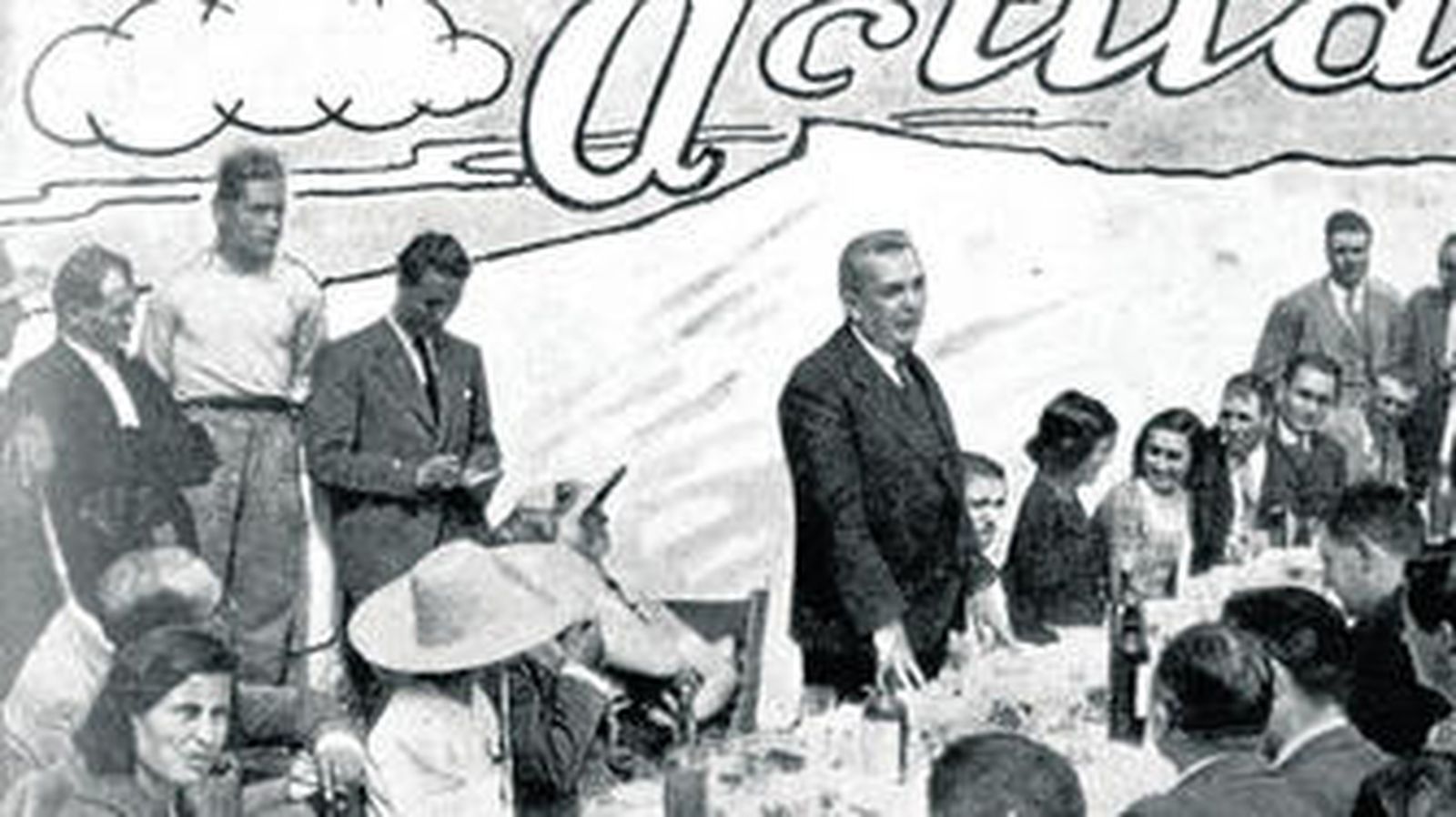 El ingeniero Santa Cruz, en una visita a caballo de la carretera que unirá Granada con el Veleta.