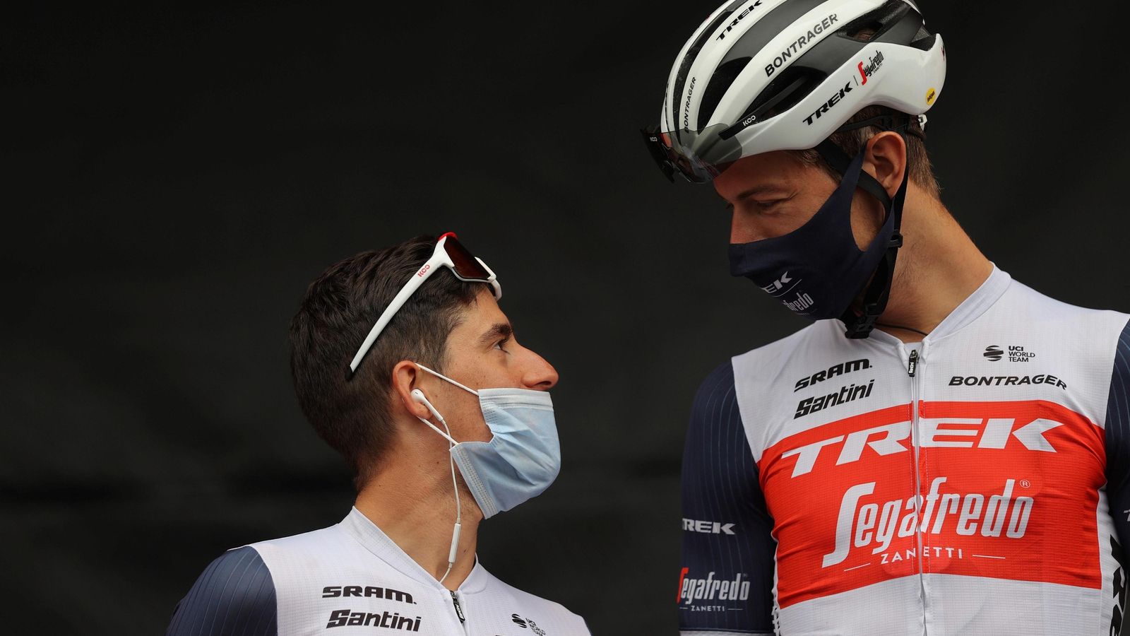 Juanpe López conversa con su compañero de equipo Alex Kirsch.