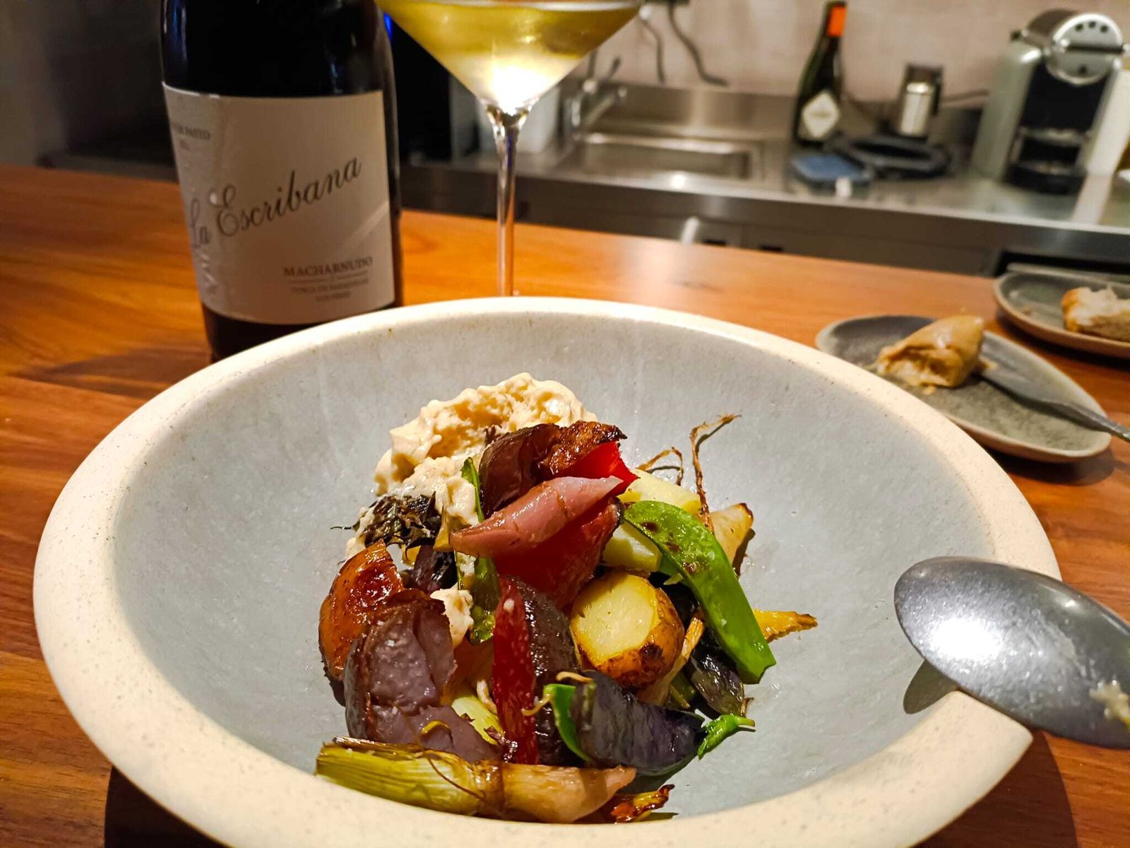 Las deliciosas verduras de temporada con mantequilla de avellana y un gran vino, La Escribana.