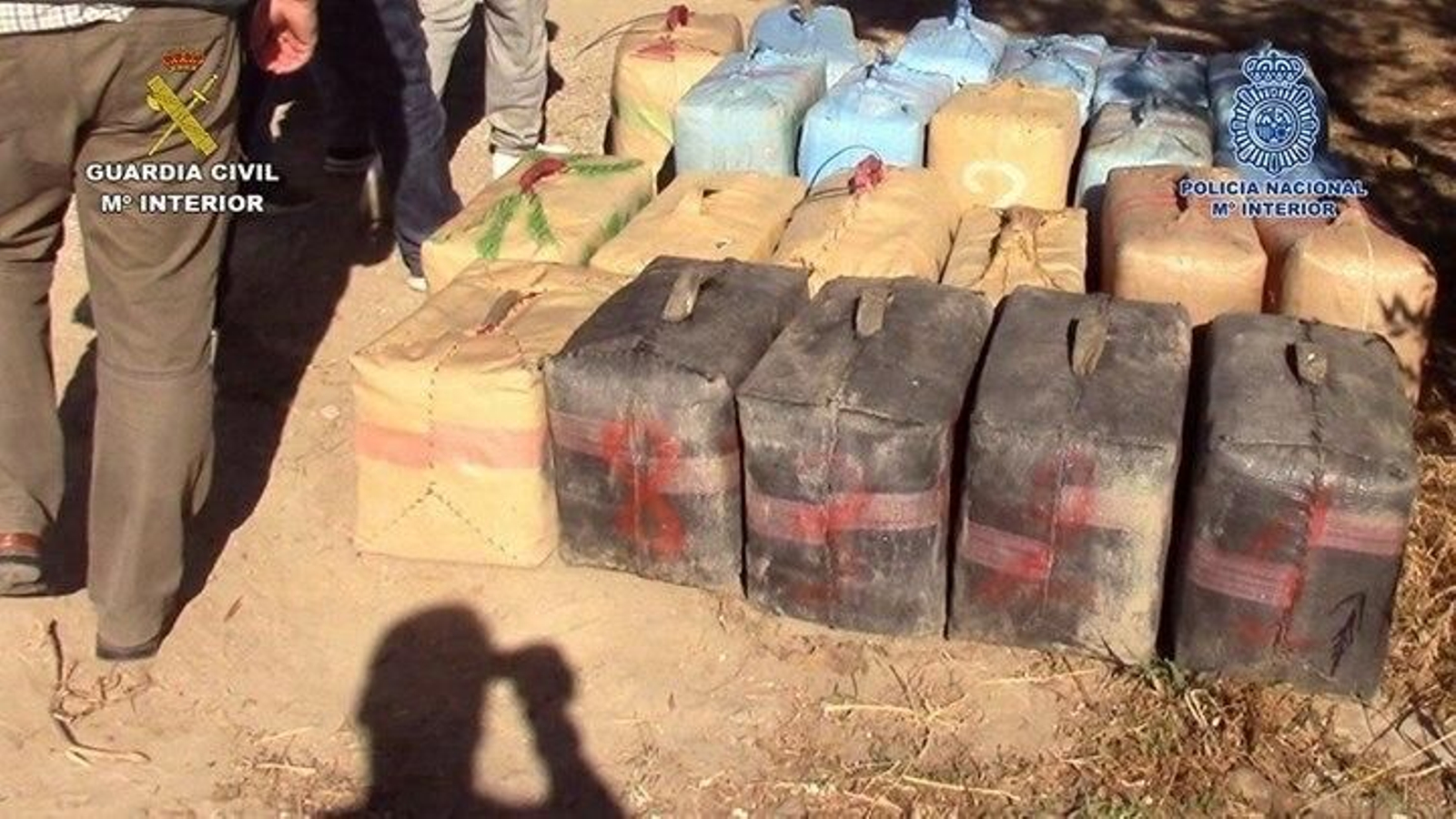 Parte de la droga incautada durante la operación de la Guardia Civil y la Policía Nacional.