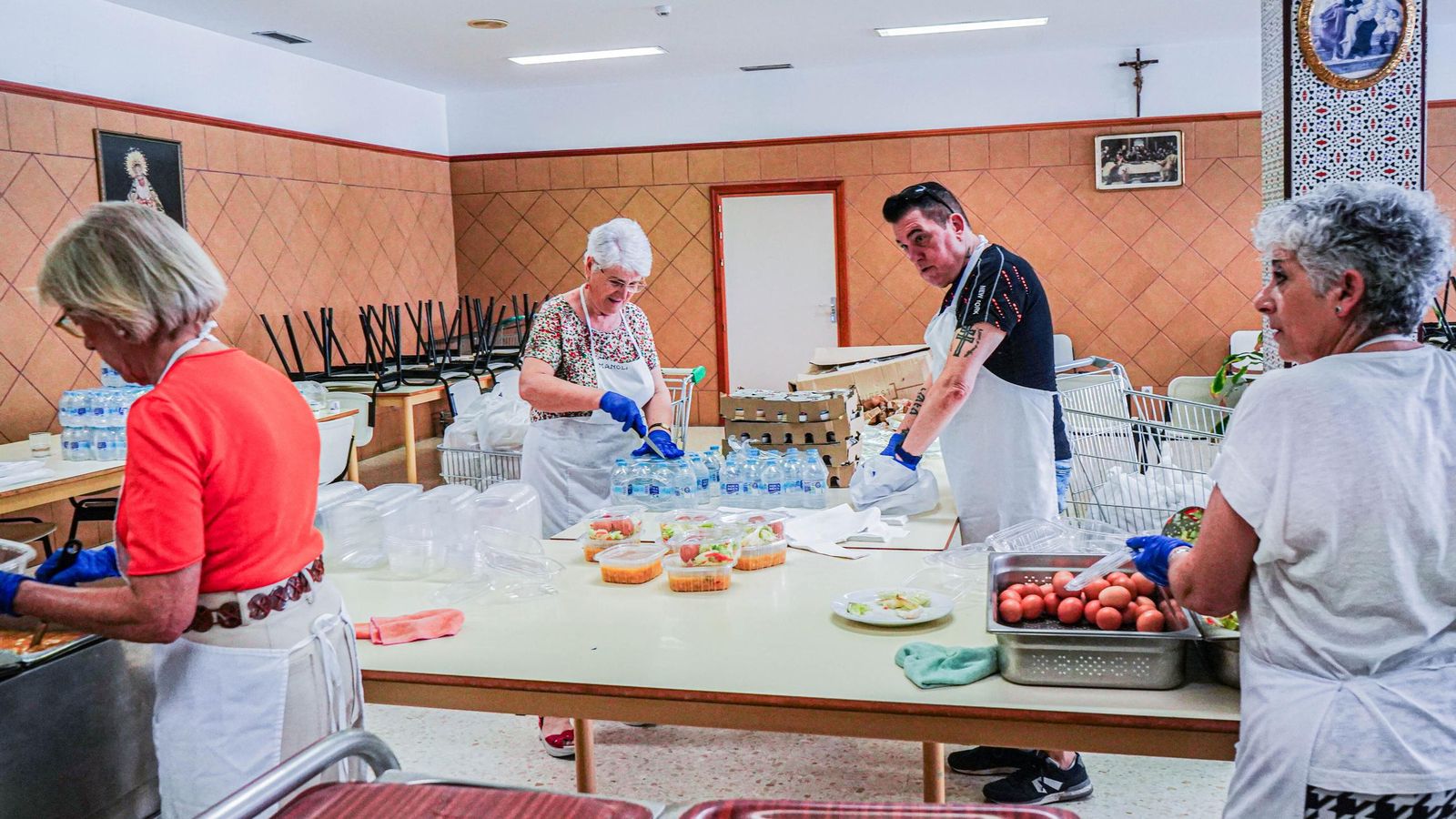 En verano no se utilizan las instalaciones del comedor sino que se reparten los menús para que se los lleven.
