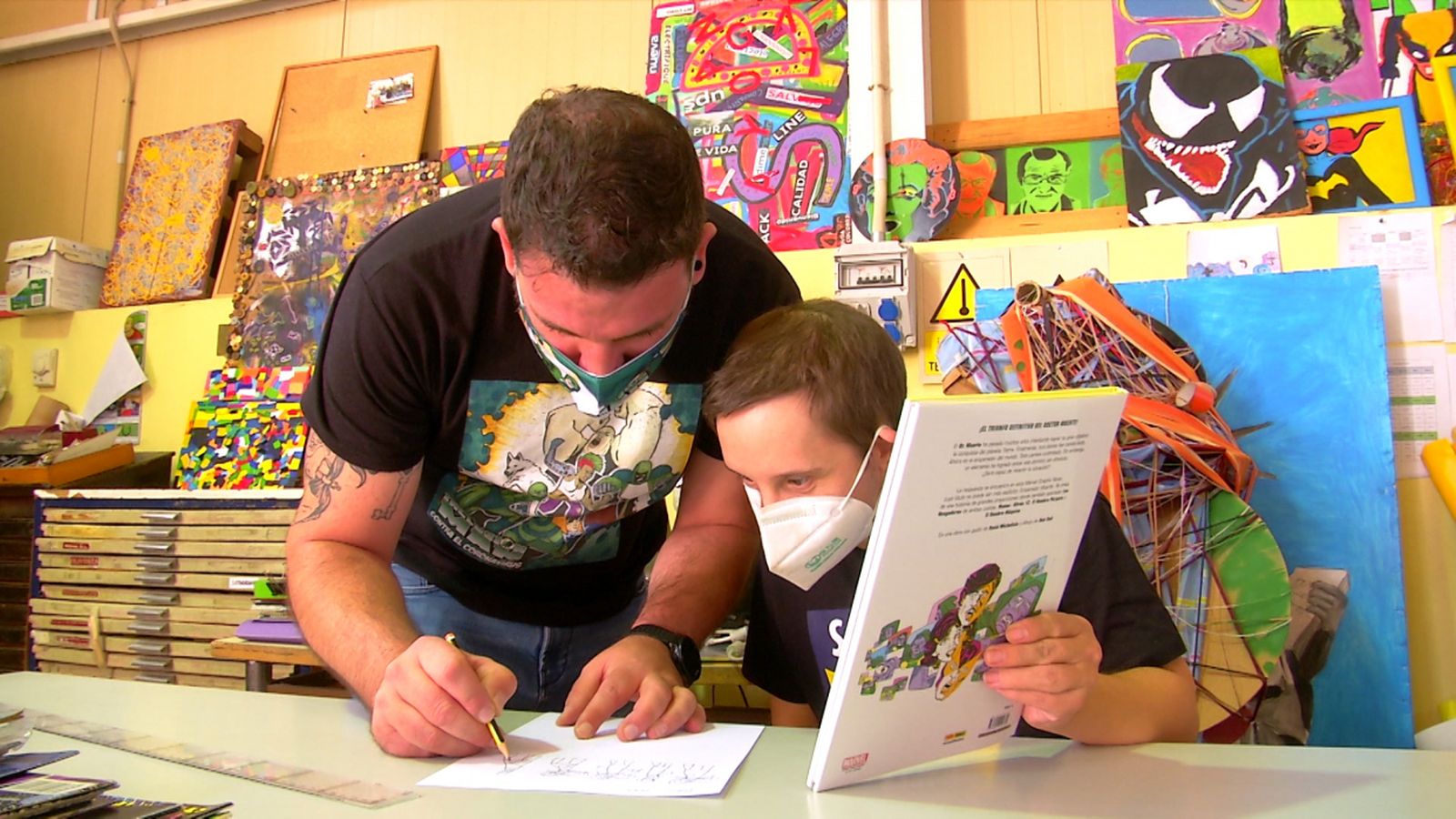 Joven del Centro Plena Integración en la elaboración del cómic.