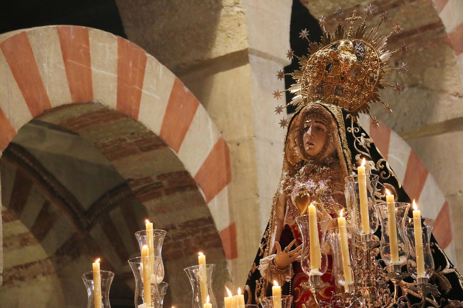 La Virgen de los Dolores a su paso por la Mezquita-Catedral.
